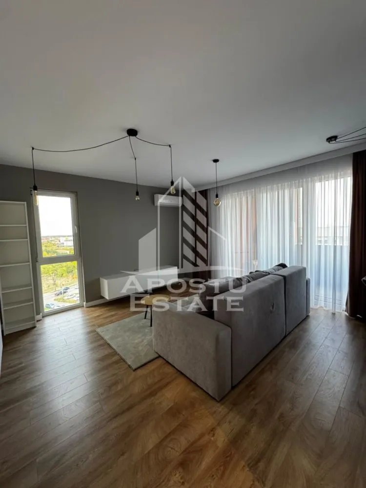 Apartament cu 3 camere,de inchiriat, Aradului,Timisoara - APOSTU ESTATE va propune spre inchiriat un apartament modern cu 3 camere, 2 bai, situat la etajul 7/9, zona Calea Aradului

Imobilul se intinde pe o suprafata utila de 77 mp + 12 terasa si este compartimentat astfel:

- hol de acces

- living spatios cu buctarie si iesire pe terasa

- 2 dormitoare dintre unul este cu canapea extesibila

- baie cu cada

- baie cu cabina de dus

Confortul termic se realizeaza prin intermediul centralei termice pe gaz (pardoseală) si a aparatului de aer conditionat.

Facilități în complex:
Locuri de joacă, magazin Profi, cafenea, saloane de înfrumusețare. În apropiere se află supermarketuri, farmacii, săli de sport, grădiniță, restaurante și benzinării (3-5 min cu mașina).

Loc de parcare subteran, inclus in pret
Nu se acceptă animale de companie sau fumători de catre propretar.
Există posibilitatea de a utiliza o boxă pentru depozitare pret extra.

Preţ: 700€

Garanţie: echivalentul unei luni de chirie

Va asteptam cu drag la o vizionare!

ID intern: CP3216343!