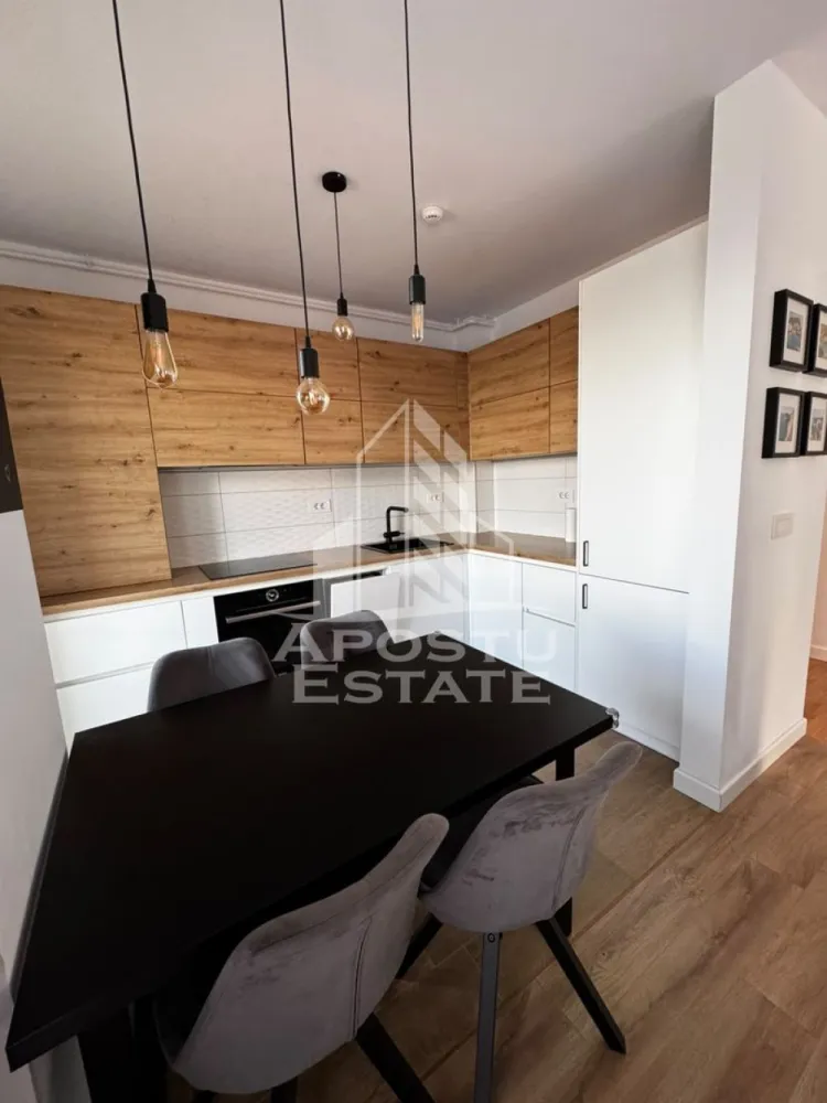 Apartament cu 3 camere,de inchiriat, Aradului,Timisoara - APOSTU ESTATE va propune spre inchiriat un apartament modern cu 3 camere, 2 bai, situat la etajul 7/9, zona Calea Aradului

Imobilul se intinde pe o suprafata utila de 77 mp + 12 terasa si este compartimentat astfel:

- hol de acces

- living spatios cu buctarie si iesire pe terasa

- 2 dormitoare dintre unul este cu canapea extesibila

- baie cu cada

- baie cu cabina de dus

Confortul termic se realizeaza prin intermediul centralei termice pe gaz (pardoseală) si a aparatului de aer conditionat.

Facilități în complex:
Locuri de joacă, magazin Profi, cafenea, saloane de înfrumusețare. În apropiere se află supermarketuri, farmacii, săli de sport, grădiniță, restaurante și benzinării (3-5 min cu mașina).

Loc de parcare subteran, inclus in pret
Nu se acceptă animale de companie sau fumători de catre propretar.
Există posibilitatea de a utiliza o boxă pentru depozitare pret extra.

Preţ: 700€

Garanţie: echivalentul unei luni de chirie

Va asteptam cu drag la o vizionare!

ID intern: CP3216343!