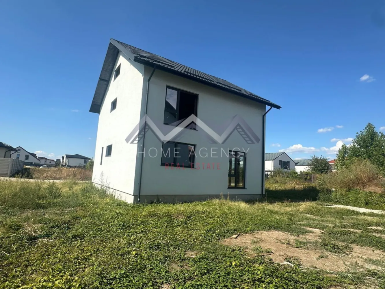 Casă individuală modernă în Otopeni – 190 mp construiți + mansardă locuibilă - Îți propunem, spre vânzare, o casă individuală de 190 mp, proiectată inteligent pentru confort și funcționalitate, amplasată într-un cartier liniștit din Otopeni, cu acces rapid către Nordul Capitalei.

Locuința este desfășurată pe parter, etaj și beneficiază de o mansardă complet funcțională de 50 mp, unde se poate sta în picioare. Mansarda dispune de baie proprie și spații generoase de depozitare mascate, fiind ideală pentru birou, dormitor suplimentar, zonă de relaxare sau hobby room.

Un avantaj important este faptul că viitorul proprietar își poate alege finisajele, în funcție de preferințe, beneficiind de buget alocat de dezvoltator, astfel încât casa să fie personalizată exact pe stilul dorit.

Compartimentare practică și bine gândită:

Parter:
- Living generos de 34,35 mp, cu zonă de dining și acces direct către grădină
- Bucătărie retrasă, ce poate fi închisă, de 13,80 mp, cu cămară
- WC de serviciu
- Cameră tehnică și spații de depozitare

Etaj:
- 3 dormitoare
- Dormitor matrimonial cu dressing, baie proprie și balcon
- Baie pe hol

Mansardă:
- Spațiu deschis de 50 mp, complet locuibil
- Spații mari de depozitare

Detalii care fac diferența:
- Încălzire prin pardoseală
- Ferestre mari pentru lumină naturală
- Pod izolat cu spumă poliuretanică
- Terasă elegantă cu deck din lemn
- Curte spațioasă cu două locuri de parcare

Construcția este realizată cu materiale premium, respectând cele mai noi standarde de calitate, durabilitate și eficiență energetică.

O locuință ideală pentru cei care își doresc spațiu, liniște și posibilitatea de personalizare.

📞 Sună acum pentru detalii și programarea unei vizionări!