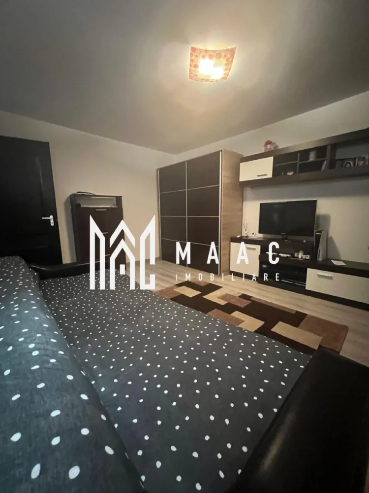 Apartament 2 camere | Nord | Calea lui Traian | Priveliste Paoramica - MAAC Imobiliare vă propune spre vânzare un apartament complet renovat, cu 2 camere, situat într-una dintre cele mai apreciate zone ale orașului – Cartier Nord, pe Calea lui Traian.
Poziționarea excelentă oferă acces rapid către Biserica Sf. Petru și Pavel, Spitalul Județean, Piața Nord, precum și numeroase magazine, servicii și mijloace de transport.

Detalii apartament:
Apartamentul are o suprafață totală de 54 mp și este situat la etajul 8/8, într-un bloc dotat cu lift. Deși se află la ultimul nivel, locuința beneficiază de hidroizolație, iar blocul este inclus în programul de reabilitare, ce prevede și realizarea unui acoperiș nou – un avantaj major pentru viitorul proprietar.

Compartimentare:

* Dormitor luminos
* Living spațios
* Bucătărie separată
* Hol generos
* Baie cu geam
* Balcon închis cu PVC, ideal pentru spațiu suplimentar de depozitare sau zonă de relaxare

Renovări și dotări:
Apartamentul a beneficiat de o renovare totală, incluzând:

* Șapă nouă
* Instalații electrice și sanitare schimbate integral
* Centrală termică proprie
* Aer conditionat
* Mobilier modern, realizat pe comandă
* Finisaje contemporane, de calitate
* Balcon închis cu tâmplărie PVC, oferind un plus de confort

Imobilul se vinde mobilat și utilat exact ca în fotografiile de prezentare, fiind gata de mutare imediată, fără alte investiții.

Pentru detalii suplimentare sau programarea unei vizionări, MAAC Imobiliare vă este la dispoziție cu profesionalism și promptitudine.

id: CP2818622 - SP