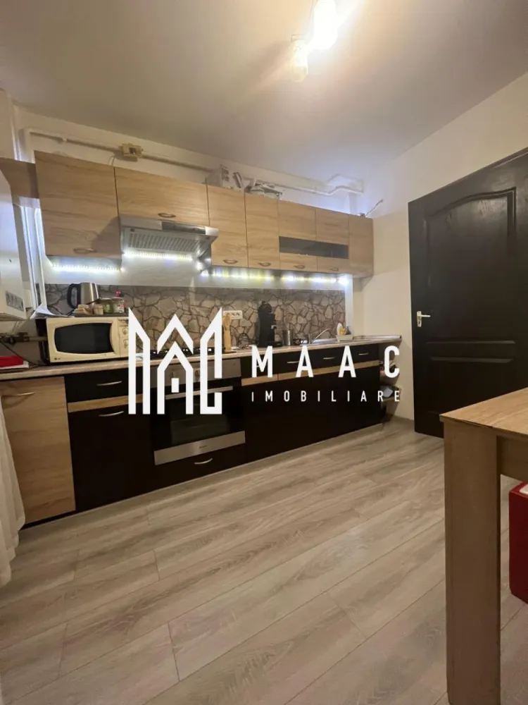 Apartament 2 camere | Nord | Calea lui Traian | Priveliste Paoramica - MAAC Imobiliare vă propune spre vânzare un apartament complet renovat, cu 2 camere, situat într-una dintre cele mai apreciate zone ale orașului – Cartier Nord, pe Calea lui Traian.
Poziționarea excelentă oferă acces rapid către Biserica Sf. Petru și Pavel, Spitalul Județean, Piața Nord, precum și numeroase magazine, servicii și mijloace de transport.

Detalii apartament:
Apartamentul are o suprafață totală de 54 mp și este situat la etajul 8/8, într-un bloc dotat cu lift. Deși se află la ultimul nivel, locuința beneficiază de hidroizolație, iar blocul este inclus în programul de reabilitare, ce prevede și realizarea unui acoperiș nou – un avantaj major pentru viitorul proprietar.

Compartimentare:

* Dormitor luminos
* Living spațios
* Bucătărie separată
* Hol generos
* Baie cu geam
* Balcon închis cu PVC, ideal pentru spațiu suplimentar de depozitare sau zonă de relaxare

Renovări și dotări:
Apartamentul a beneficiat de o renovare totală, incluzând:

* Șapă nouă
* Instalații electrice și sanitare schimbate integral
* Centrală termică proprie
* Aer conditionat
* Mobilier modern, realizat pe comandă
* Finisaje contemporane, de calitate
* Balcon închis cu tâmplărie PVC, oferind un plus de confort

Imobilul se vinde mobilat și utilat exact ca în fotografiile de prezentare, fiind gata de mutare imediată, fără alte investiții.

Pentru detalii suplimentare sau programarea unei vizionări, MAAC Imobiliare vă este la dispoziție cu profesionalism și promptitudine.

id: CP2818622 - SP