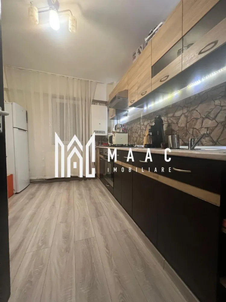 Apartament 2 camere | Nord | Calea lui Traian | Priveliste Paoramica - MAAC Imobiliare vă propune spre vânzare un apartament complet renovat, cu 2 camere, situat într-una dintre cele mai apreciate zone ale orașului – Cartier Nord, pe Calea lui Traian.
Poziționarea excelentă oferă acces rapid către Biserica Sf. Petru și Pavel, Spitalul Județean, Piața Nord, precum și numeroase magazine, servicii și mijloace de transport.

Detalii apartament:
Apartamentul are o suprafață totală de 54 mp și este situat la etajul 8/8, într-un bloc dotat cu lift. Deși se află la ultimul nivel, locuința beneficiază de hidroizolație, iar blocul este inclus în programul de reabilitare, ce prevede și realizarea unui acoperiș nou – un avantaj major pentru viitorul proprietar.

Compartimentare:

* Dormitor luminos
* Living spațios
* Bucătărie separată
* Hol generos
* Baie cu geam
* Balcon închis cu PVC, ideal pentru spațiu suplimentar de depozitare sau zonă de relaxare

Renovări și dotări:
Apartamentul a beneficiat de o renovare totală, incluzând:

* Șapă nouă
* Instalații electrice și sanitare schimbate integral
* Centrală termică proprie
* Aer conditionat
* Mobilier modern, realizat pe comandă
* Finisaje contemporane, de calitate
* Balcon închis cu tâmplărie PVC, oferind un plus de confort

Imobilul se vinde mobilat și utilat exact ca în fotografiile de prezentare, fiind gata de mutare imediată, fără alte investiții.

Pentru detalii suplimentare sau programarea unei vizionări, MAAC Imobiliare vă este la dispoziție cu profesionalism și promptitudine.

id: CP2818622 - SP