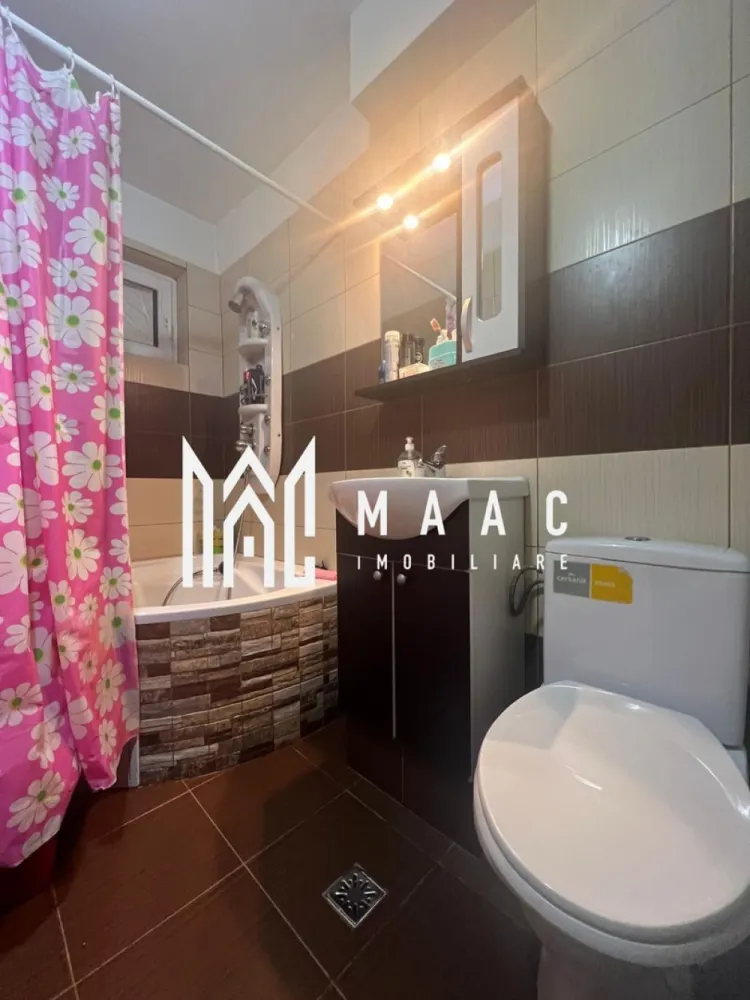 Apartament 2 camere | Nord | Calea lui Traian | Priveliste Paoramica - MAAC Imobiliare vă propune spre vânzare un apartament complet renovat, cu 2 camere, situat într-una dintre cele mai apreciate zone ale orașului – Cartier Nord, pe Calea lui Traian.
Poziționarea excelentă oferă acces rapid către Biserica Sf. Petru și Pavel, Spitalul Județean, Piața Nord, precum și numeroase magazine, servicii și mijloace de transport.

Detalii apartament:
Apartamentul are o suprafață totală de 54 mp și este situat la etajul 8/8, într-un bloc dotat cu lift. Deși se află la ultimul nivel, locuința beneficiază de hidroizolație, iar blocul este inclus în programul de reabilitare, ce prevede și realizarea unui acoperiș nou – un avantaj major pentru viitorul proprietar.

Compartimentare:

* Dormitor luminos
* Living spațios
* Bucătărie separată
* Hol generos
* Baie cu geam
* Balcon închis cu PVC, ideal pentru spațiu suplimentar de depozitare sau zonă de relaxare

Renovări și dotări:
Apartamentul a beneficiat de o renovare totală, incluzând:

* Șapă nouă
* Instalații electrice și sanitare schimbate integral
* Centrală termică proprie
* Aer conditionat
* Mobilier modern, realizat pe comandă
* Finisaje contemporane, de calitate
* Balcon închis cu tâmplărie PVC, oferind un plus de confort

Imobilul se vinde mobilat și utilat exact ca în fotografiile de prezentare, fiind gata de mutare imediată, fără alte investiții.

Pentru detalii suplimentare sau programarea unei vizionări, MAAC Imobiliare vă este la dispoziție cu profesionalism și promptitudine.

id: CP2818622 - SP
