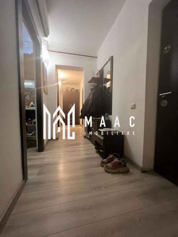 Apartament 2 camere | Nord | Calea lui Traian | Priveliste Paoramica - MAAC Imobiliare vă propune spre vânzare un apartament complet renovat, cu 2 camere, situat într-una dintre cele mai apreciate zone ale orașului – Cartier Nord, pe Calea lui Traian.
Poziționarea excelentă oferă acces rapid către Biserica Sf. Petru și Pavel, Spitalul Județean, Piața Nord, precum și numeroase magazine, servicii și mijloace de transport.

Detalii apartament:
Apartamentul are o suprafață totală de 54 mp și este situat la etajul 8/8, într-un bloc dotat cu lift. Deși se află la ultimul nivel, locuința beneficiază de hidroizolație, iar blocul este inclus în programul de reabilitare, ce prevede și realizarea unui acoperiș nou – un avantaj major pentru viitorul proprietar.

Compartimentare:

* Dormitor luminos
* Living spațios
* Bucătărie separată
* Hol generos
* Baie cu geam
* Balcon închis cu PVC, ideal pentru spațiu suplimentar de depozitare sau zonă de relaxare

Renovări și dotări:
Apartamentul a beneficiat de o renovare totală, incluzând:

* Șapă nouă
* Instalații electrice și sanitare schimbate integral
* Centrală termică proprie
* Aer conditionat
* Mobilier modern, realizat pe comandă
* Finisaje contemporane, de calitate
* Balcon închis cu tâmplărie PVC, oferind un plus de confort

Imobilul se vinde mobilat și utilat exact ca în fotografiile de prezentare, fiind gata de mutare imediată, fără alte investiții.

Pentru detalii suplimentare sau programarea unei vizionări, MAAC Imobiliare vă este la dispoziție cu profesionalism și promptitudine.

id: CP2818622 - SP