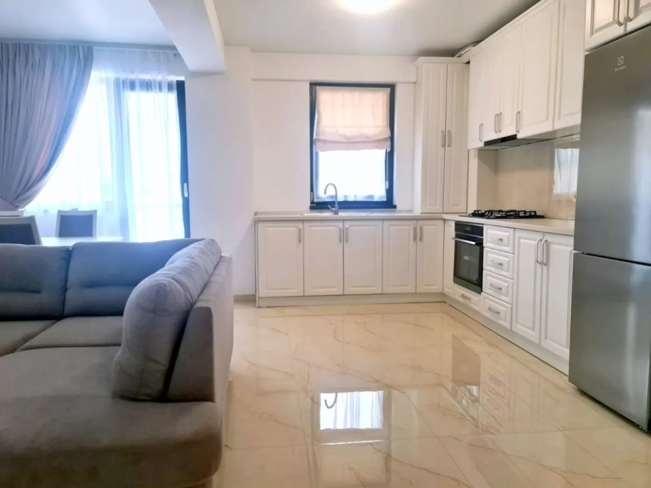 Apartament 2 camere de închiriat în ansamblul Roka Concept, Micro 17 - Te invităm să descoperi acest apartament modern, situat în cadrul noului ansamblu rezidențial Roka Concept, un proiect dedicat confortului și calității vieții.

Chirie: 550 euro/lună
Garanție: 550 euro
Comision agentie: 70% din prima luna de chirie (negociabil)
Optional de poate inchiria un loc de parcare la pretul de 50 euro lunar

Detalii apartament:
Suprafață: 68 mp
Etaj: 1
An construcție: 2022
Mobilat și utilat complet (mobilier pe comandă)

Caracteristici principale:
Încălzire în pardoseală pentru confort termic optim
Finisaje de înaltă calitate, materiale premium
Baie complet echipată, modernă
Aer condiționat Inverter pentru un climat plăcut
Tâmplărie Salamander Tripan pentru izolare termică și fonică
Centrală termică proprie, control individual al costurilor de încălzire
Contorizare individuală pentru apă, gaz și electricitate
Lift Schindler pentru acces facil
Video interfon pentru siguranță și control al accesului
Curte privată închisă, spațiu verde supravegheat video

Locație:
Apartamentul se află într-o zonă liniștită, dar centrală, la doar câțiva pași de:
- Parc, Mall, Piață, Școli și grădinițe, Spital, Supermarketuri, Mijloace de transport în comun
Nu rata șansa de a deveni chiriaș al acestei locuințe de vis!
Pentru mai multe informații sau pentru programarea unei vizionări, te rugăm să ne contactezi. Contact 0746.252.252-Liliana Ene