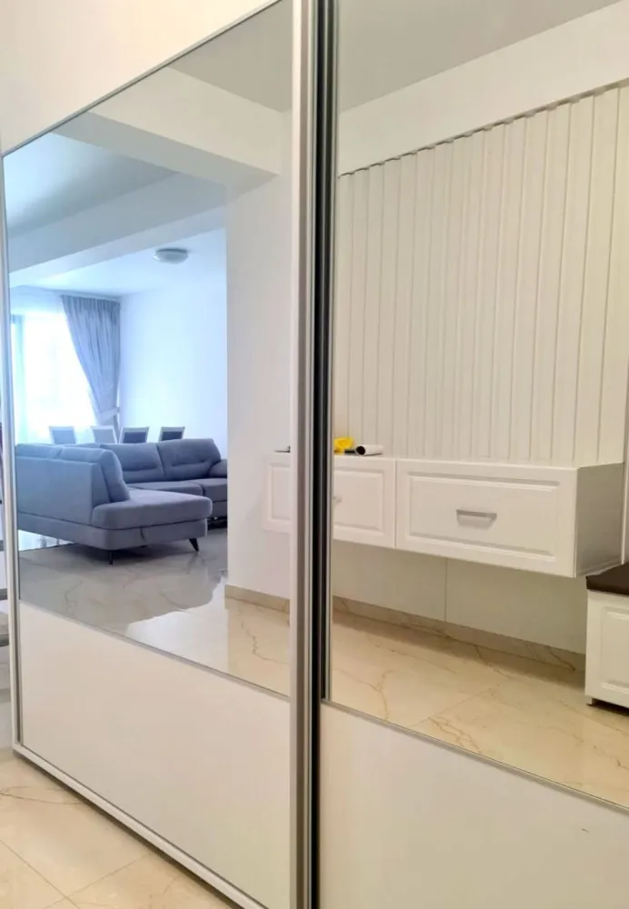 Apartament 2 camere de închiriat în ansamblul Roka Concept, Micro 17 - Te invităm să descoperi acest apartament modern, situat în cadrul noului ansamblu rezidențial Roka Concept, un proiect dedicat confortului și calității vieții.

Chirie: 550 euro/lună
Garanție: 550 euro
Comision agentie: 70% din prima luna de chirie (negociabil)
Optional de poate inchiria un loc de parcare la pretul de 50 euro lunar

Detalii apartament:
Suprafață: 68 mp
Etaj: 1
An construcție: 2022
Mobilat și utilat complet (mobilier pe comandă)

Caracteristici principale:
Încălzire în pardoseală pentru confort termic optim
Finisaje de înaltă calitate, materiale premium
Baie complet echipată, modernă
Aer condiționat Inverter pentru un climat plăcut
Tâmplărie Salamander Tripan pentru izolare termică și fonică
Centrală termică proprie, control individual al costurilor de încălzire
Contorizare individuală pentru apă, gaz și electricitate
Lift Schindler pentru acces facil
Video interfon pentru siguranță și control al accesului
Curte privată închisă, spațiu verde supravegheat video

Locație:
Apartamentul se află într-o zonă liniștită, dar centrală, la doar câțiva pași de:
- Parc, Mall, Piață, Școli și grădinițe, Spital, Supermarketuri, Mijloace de transport în comun
Nu rata șansa de a deveni chiriaș al acestei locuințe de vis!
Pentru mai multe informații sau pentru programarea unei vizionări, te rugăm să ne contactezi. Contact 0746.252.252-Liliana Ene