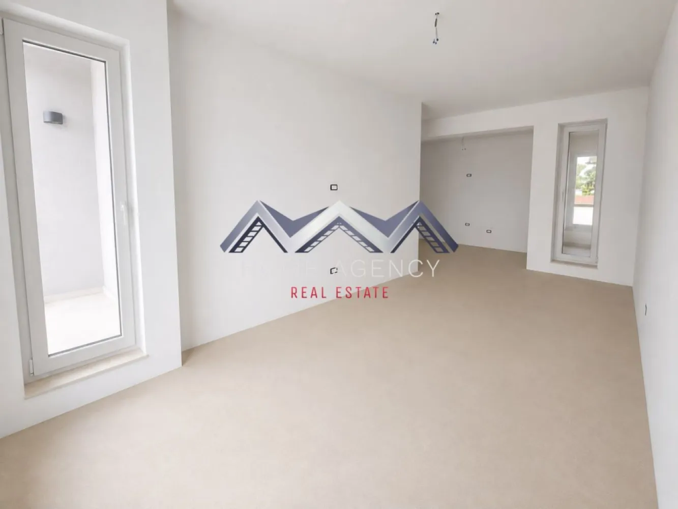 Apartament 3 camere 78 mp utili | Otopeni central | Finisaje la alegere - Dacă îți dorești un apartament nou, într-o zonă centrală din Otopeni, unde poți ajunge pe jos la toate facilitățile importante ale orașului, această proprietate merită cu siguranță atenția ta.

Îți prezentăm, spre vânzare, un apartament cu 3 camere, situat într-un ansamblu rezidențial nou din centrul orașului Otopeni, amplasat într-o zonă liniștită, cu acces rapid către principalele puncte de interes și către București.

Locația este unul dintre cele mai mari avantaje ale proprietății. În aproximativ 5-7 minute de mers pe jos ajungi la Piața Otopeni, Primărie, restaurante, cafenele, farmacii, bănci, supermarketuri și alte servicii esențiale. În apropiere se află stațiile de transport în comun, inclusiv Linia Albastră, cu legătură directă către Aeroportul Henri Coandă și București, iar accesul către DN1, Centura Capitalei și autostradă este rapid și facil.

Apartamentul este eficient compartimentat și oferă:
- living generos, perfect pentru momentele petrecute alături de familie și prieteni;
- două dormitoare luminoase, dintre care unul matrimonial;
- bucătărie open-space, cu posibilitatea de închidere;
- două băi complet utilate;
- hol spațios pentru depozitare.

Imobilul este construit pe structură din beton armat, cu compartimentări interioare și închideri exterioare din cărămidă, oferind un nivel ridicat de confort termic și fonic.

Un avantaj important este faptul că îți poți personaliza locuința după propriul stil. Apartamentul se predă complet finisat, iar tu îți alegi gresia, faianța, parchetul, ușile interioare și obiectele sanitare din variantele puse la dispoziție de dezvoltator, iar acestea vor fi montate înainte de predare.

Dotări:
- centrală termică proprie;
- tâmplărie PVC Salamander;
- ușă metalică la intrare;
- contorizare individuală pentru gaze, apă și energie electrică;
- racord la toate utilitățile publice: apă, gaz, canalizare și electricitate.

De ce să alegi această proprietate?
- poziție centrală, la câteva minute de toate facilitățile orașului;
- construcție nouă, realizată cu materiale de calitate;
- posibilitatea de a-ți alege finisajele înainte de predare;
- achiziție direct de la dezvoltator, fără comision pentru cumpărător;
- alegere excelentă atât pentru locuință proprie, cât și pentru investiție.

Programează acum o vizionare!

*Prețul afișat nu include TVA.