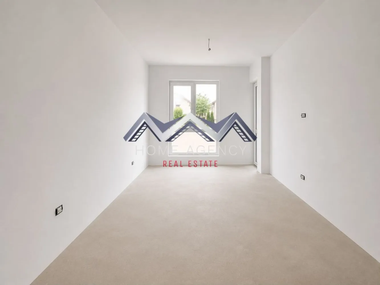 Apartament 3 camere 78 mp utili | Otopeni central | Finisaje la alegere - Dacă îți dorești un apartament nou, într-o zonă centrală din Otopeni, unde poți ajunge pe jos la toate facilitățile importante ale orașului, această proprietate merită cu siguranță atenția ta.

Îți prezentăm, spre vânzare, un apartament cu 3 camere, situat într-un ansamblu rezidențial nou din centrul orașului Otopeni, amplasat într-o zonă liniștită, cu acces rapid către principalele puncte de interes și către București.

Locația este unul dintre cele mai mari avantaje ale proprietății. În aproximativ 5-7 minute de mers pe jos ajungi la Piața Otopeni, Primărie, restaurante, cafenele, farmacii, bănci, supermarketuri și alte servicii esențiale. În apropiere se află stațiile de transport în comun, inclusiv Linia Albastră, cu legătură directă către Aeroportul Henri Coandă și București, iar accesul către DN1, Centura Capitalei și autostradă este rapid și facil.

Apartamentul este eficient compartimentat și oferă:
- living generos, perfect pentru momentele petrecute alături de familie și prieteni;
- două dormitoare luminoase, dintre care unul matrimonial;
- bucătărie open-space, cu posibilitatea de închidere;
- două băi complet utilate;
- hol spațios pentru depozitare.

Imobilul este construit pe structură din beton armat, cu compartimentări interioare și închideri exterioare din cărămidă, oferind un nivel ridicat de confort termic și fonic.

Un avantaj important este faptul că îți poți personaliza locuința după propriul stil. Apartamentul se predă complet finisat, iar tu îți alegi gresia, faianța, parchetul, ușile interioare și obiectele sanitare din variantele puse la dispoziție de dezvoltator, iar acestea vor fi montate înainte de predare.

Dotări:
- centrală termică proprie;
- tâmplărie PVC Salamander;
- ușă metalică la intrare;
- contorizare individuală pentru gaze, apă și energie electrică;
- racord la toate utilitățile publice: apă, gaz, canalizare și electricitate.

De ce să alegi această proprietate?
- poziție centrală, la câteva minute de toate facilitățile orașului;
- construcție nouă, realizată cu materiale de calitate;
- posibilitatea de a-ți alege finisajele înainte de predare;
- achiziție direct de la dezvoltator, fără comision pentru cumpărător;
- alegere excelentă atât pentru locuință proprie, cât și pentru investiție.

Programează acum o vizionare!

*Prețul afișat nu include TVA.