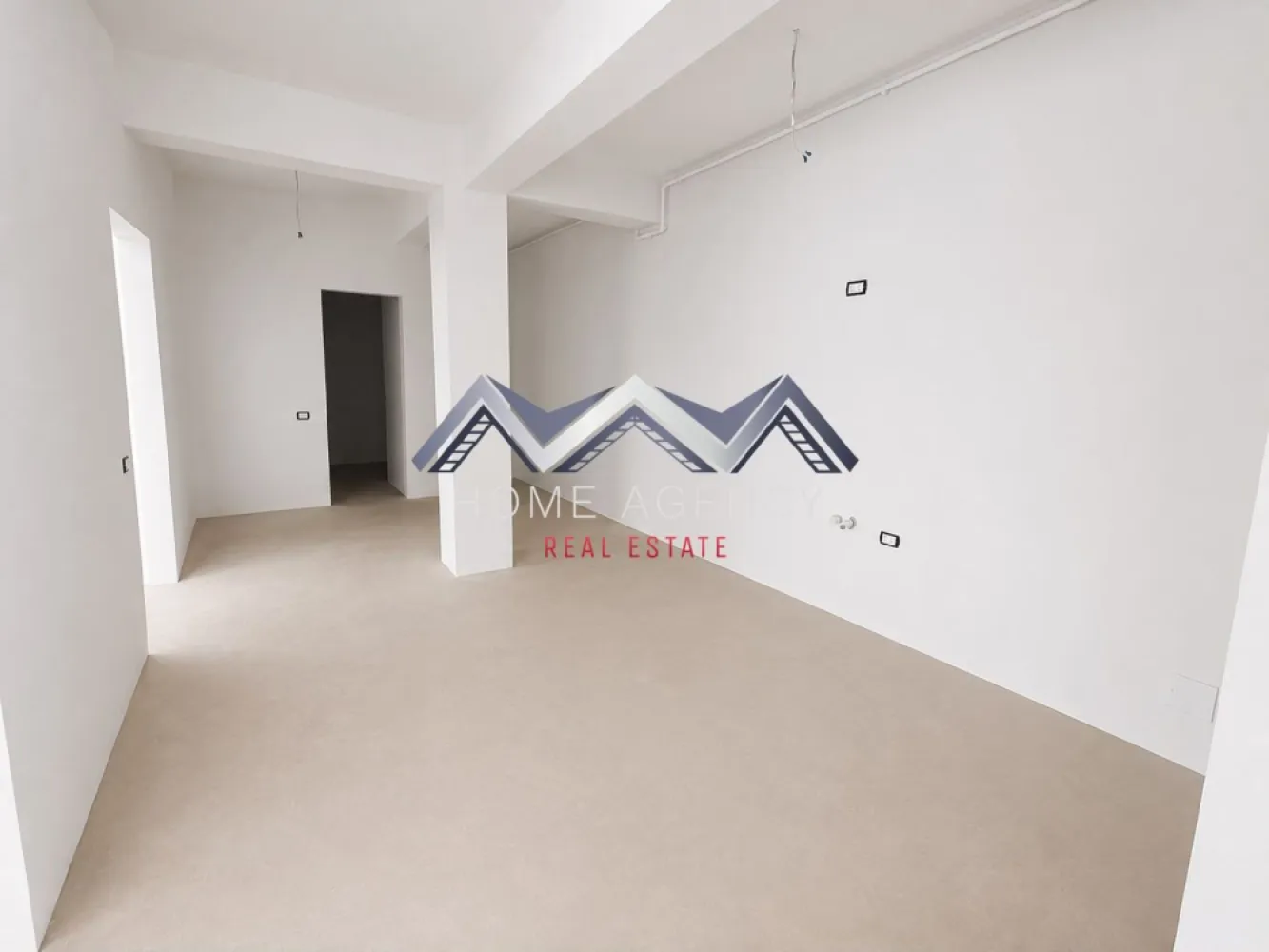Apartament 3 camere 78 mp utili | Otopeni central | Finisaje la alegere - Dacă îți dorești un apartament nou, într-o zonă centrală din Otopeni, unde poți ajunge pe jos la toate facilitățile importante ale orașului, această proprietate merită cu siguranță atenția ta.

Îți prezentăm, spre vânzare, un apartament cu 3 camere, situat într-un ansamblu rezidențial nou din centrul orașului Otopeni, amplasat într-o zonă liniștită, cu acces rapid către principalele puncte de interes și către București.

Locația este unul dintre cele mai mari avantaje ale proprietății. În aproximativ 5-7 minute de mers pe jos ajungi la Piața Otopeni, Primărie, restaurante, cafenele, farmacii, bănci, supermarketuri și alte servicii esențiale. În apropiere se află stațiile de transport în comun, inclusiv Linia Albastră, cu legătură directă către Aeroportul Henri Coandă și București, iar accesul către DN1, Centura Capitalei și autostradă este rapid și facil.

Apartamentul este eficient compartimentat și oferă:
- living generos, perfect pentru momentele petrecute alături de familie și prieteni;
- două dormitoare luminoase, dintre care unul matrimonial;
- bucătărie open-space, cu posibilitatea de închidere;
- două băi complet utilate;
- hol spațios pentru depozitare.

Imobilul este construit pe structură din beton armat, cu compartimentări interioare și închideri exterioare din cărămidă, oferind un nivel ridicat de confort termic și fonic.

Un avantaj important este faptul că îți poți personaliza locuința după propriul stil. Apartamentul se predă complet finisat, iar tu îți alegi gresia, faianța, parchetul, ușile interioare și obiectele sanitare din variantele puse la dispoziție de dezvoltator, iar acestea vor fi montate înainte de predare.

Dotări:
- centrală termică proprie;
- tâmplărie PVC Salamander;
- ușă metalică la intrare;
- contorizare individuală pentru gaze, apă și energie electrică;
- racord la toate utilitățile publice: apă, gaz, canalizare și electricitate.

De ce să alegi această proprietate?
- poziție centrală, la câteva minute de toate facilitățile orașului;
- construcție nouă, realizată cu materiale de calitate;
- posibilitatea de a-ți alege finisajele înainte de predare;
- achiziție direct de la dezvoltator, fără comision pentru cumpărător;
- alegere excelentă atât pentru locuință proprie, cât și pentru investiție.

Programează acum o vizionare!

*Prețul afișat nu include TVA.
