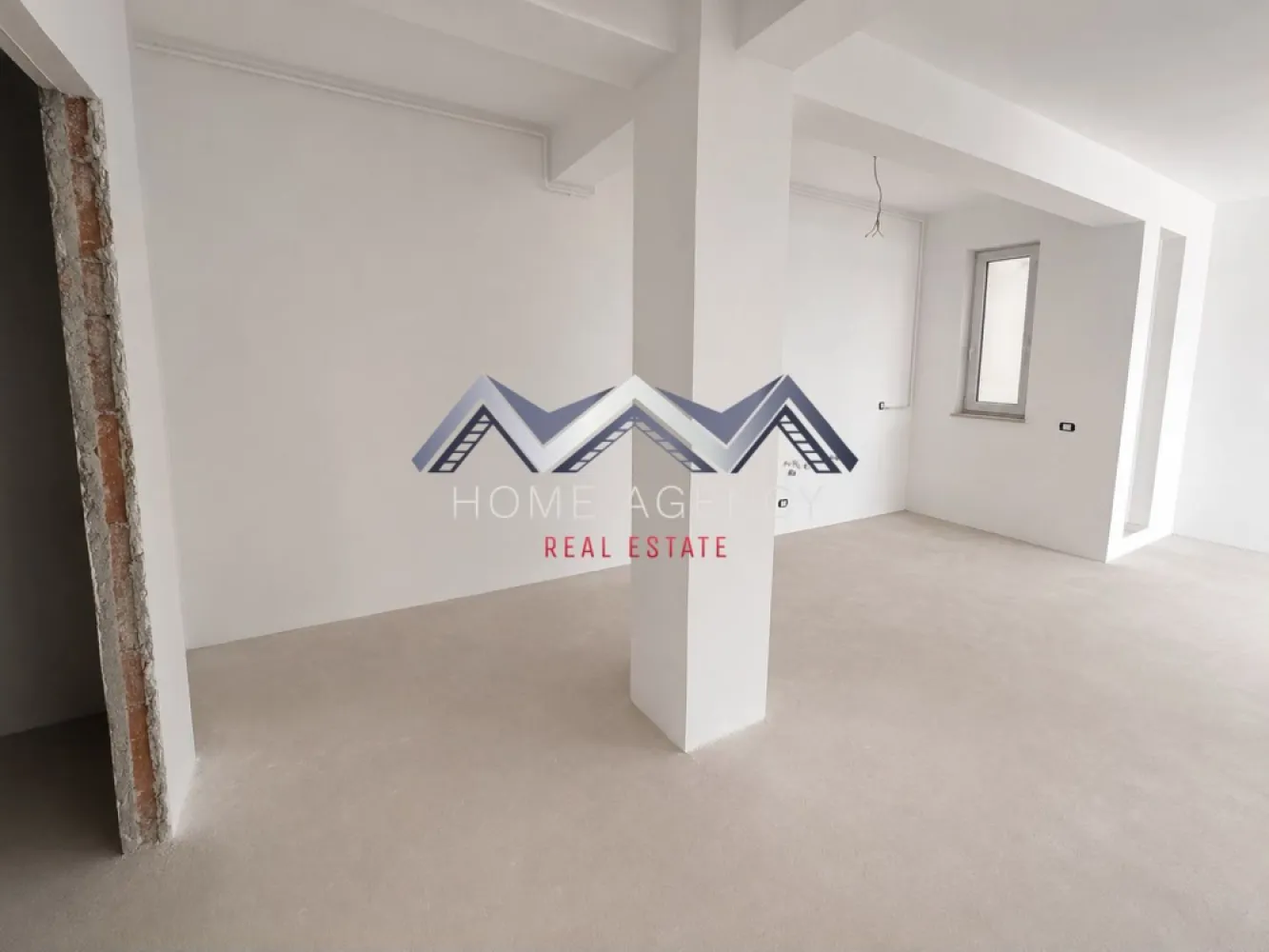 Apartament 3 camere 78 mp utili | Otopeni central | Finisaje la alegere - Dacă îți dorești un apartament nou, într-o zonă centrală din Otopeni, unde poți ajunge pe jos la toate facilitățile importante ale orașului, această proprietate merită cu siguranță atenția ta.

Îți prezentăm, spre vânzare, un apartament cu 3 camere, situat într-un ansamblu rezidențial nou din centrul orașului Otopeni, amplasat într-o zonă liniștită, cu acces rapid către principalele puncte de interes și către București.

Locația este unul dintre cele mai mari avantaje ale proprietății. În aproximativ 5-7 minute de mers pe jos ajungi la Piața Otopeni, Primărie, restaurante, cafenele, farmacii, bănci, supermarketuri și alte servicii esențiale. În apropiere se află stațiile de transport în comun, inclusiv Linia Albastră, cu legătură directă către Aeroportul Henri Coandă și București, iar accesul către DN1, Centura Capitalei și autostradă este rapid și facil.

Apartamentul este eficient compartimentat și oferă:
- living generos, perfect pentru momentele petrecute alături de familie și prieteni;
- două dormitoare luminoase, dintre care unul matrimonial;
- bucătărie open-space, cu posibilitatea de închidere;
- două băi complet utilate;
- hol spațios pentru depozitare.

Imobilul este construit pe structură din beton armat, cu compartimentări interioare și închideri exterioare din cărămidă, oferind un nivel ridicat de confort termic și fonic.

Un avantaj important este faptul că îți poți personaliza locuința după propriul stil. Apartamentul se predă complet finisat, iar tu îți alegi gresia, faianța, parchetul, ușile interioare și obiectele sanitare din variantele puse la dispoziție de dezvoltator, iar acestea vor fi montate înainte de predare.

Dotări:
- centrală termică proprie;
- tâmplărie PVC Salamander;
- ușă metalică la intrare;
- contorizare individuală pentru gaze, apă și energie electrică;
- racord la toate utilitățile publice: apă, gaz, canalizare și electricitate.

De ce să alegi această proprietate?
- poziție centrală, la câteva minute de toate facilitățile orașului;
- construcție nouă, realizată cu materiale de calitate;
- posibilitatea de a-ți alege finisajele înainte de predare;
- achiziție direct de la dezvoltator, fără comision pentru cumpărător;
- alegere excelentă atât pentru locuință proprie, cât și pentru investiție.

Programează acum o vizionare!

*Prețul afișat nu include TVA.