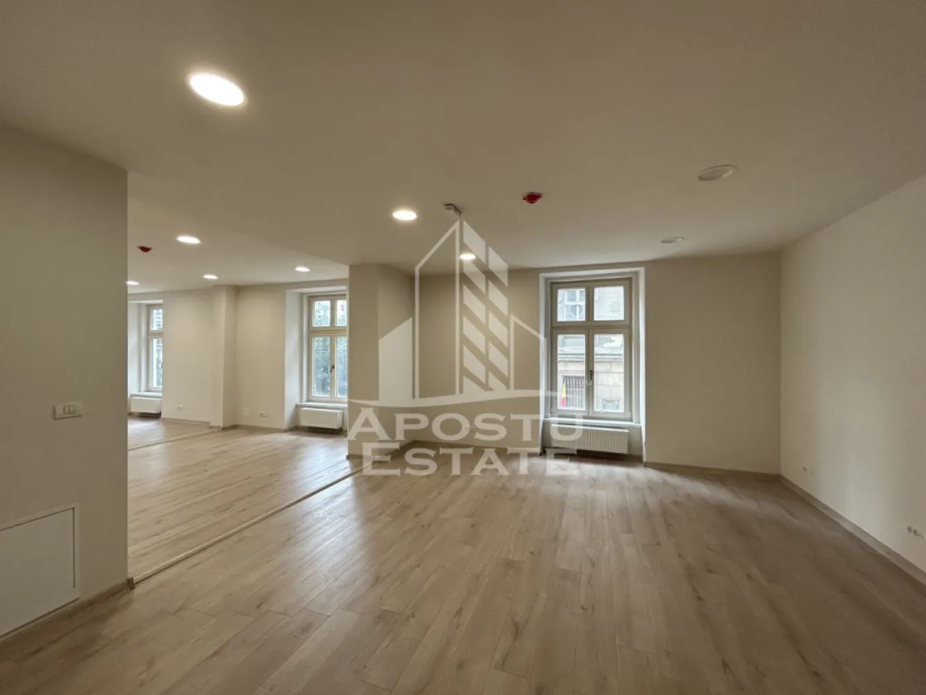 Spatiu birouri, SAD, 89 mp, Zona Ultracentrala Piata Unirii - Agentia imobiliara APOSTU ESTATE va ofera spre inchiriere spatiu pentru birouri,SAD, de 89 mp, langa Piata Unirii Timisoara.

Spatiu este amplasat la etajul 1 al unei cladiri istorice renovate complet, are suprafata totala de 89 mp si este compartimentat in 3 incaperi, 2 grupuri sanitare si doua chicinete( conform plan atasat).
Confortul termic este asigurat de centrala proprie pe gaz si aparate de climatizare.
Contorizarea utilitatilor este separata.|
La inchirierea spatiului se achita doua luni de chirie ca si garantie.

Pentru mai multe detalii sau pentru stabilirea unei vizionari nu ezitati sa ne contactati.
CP3216396