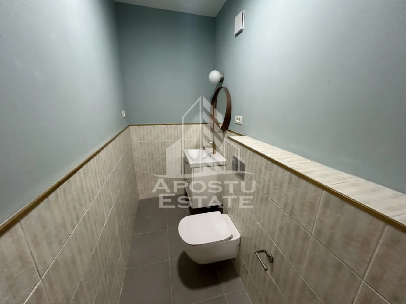 Spatiu birouri, SAD, 89 mp, Zona Ultracentrala Piata Unirii - Agentia imobiliara APOSTU ESTATE va ofera spre inchiriere spatiu pentru birouri,SAD, de 89 mp, langa Piata Unirii Timisoara.

Spatiu este amplasat la etajul 1 al unei cladiri istorice renovate complet, are suprafata totala de 89 mp si este compartimentat in 3 incaperi, 2 grupuri sanitare si doua chicinete( conform plan atasat).
Confortul termic este asigurat de centrala proprie pe gaz si aparate de climatizare.
Contorizarea utilitatilor este separata.|
La inchirierea spatiului se achita doua luni de chirie ca si garantie.

Pentru mai multe detalii sau pentru stabilirea unei vizionari nu ezitati sa ne contactati.
CP3216396