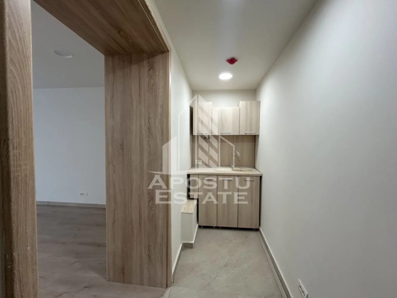 Spatiu birouri, SAD, 89 mp, Zona Ultracentrala Piata Unirii - Agentia imobiliara APOSTU ESTATE va ofera spre inchiriere spatiu pentru birouri,SAD, de 89 mp, langa Piata Unirii Timisoara.

Spatiu este amplasat la etajul 1 al unei cladiri istorice renovate complet, are suprafata totala de 89 mp si este compartimentat in 3 incaperi, 2 grupuri sanitare si doua chicinete( conform plan atasat).
Confortul termic este asigurat de centrala proprie pe gaz si aparate de climatizare.
Contorizarea utilitatilor este separata.|
La inchirierea spatiului se achita doua luni de chirie ca si garantie.

Pentru mai multe detalii sau pentru stabilirea unei vizionari nu ezitati sa ne contactati.
CP3216396