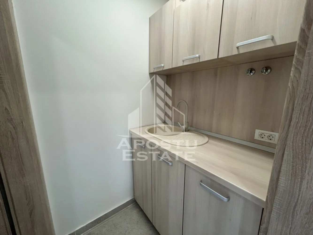 Spatiu birouri, SAD, 89 mp, Zona Ultracentrala Piata Unirii - Agentia imobiliara APOSTU ESTATE va ofera spre inchiriere spatiu pentru birouri,SAD, de 89 mp, langa Piata Unirii Timisoara.

Spatiu este amplasat la etajul 1 al unei cladiri istorice renovate complet, are suprafata totala de 89 mp si este compartimentat in 3 incaperi, 2 grupuri sanitare si doua chicinete( conform plan atasat).
Confortul termic este asigurat de centrala proprie pe gaz si aparate de climatizare.
Contorizarea utilitatilor este separata.|
La inchirierea spatiului se achita doua luni de chirie ca si garantie.

Pentru mai multe detalii sau pentru stabilirea unei vizionari nu ezitati sa ne contactati.
CP3216396