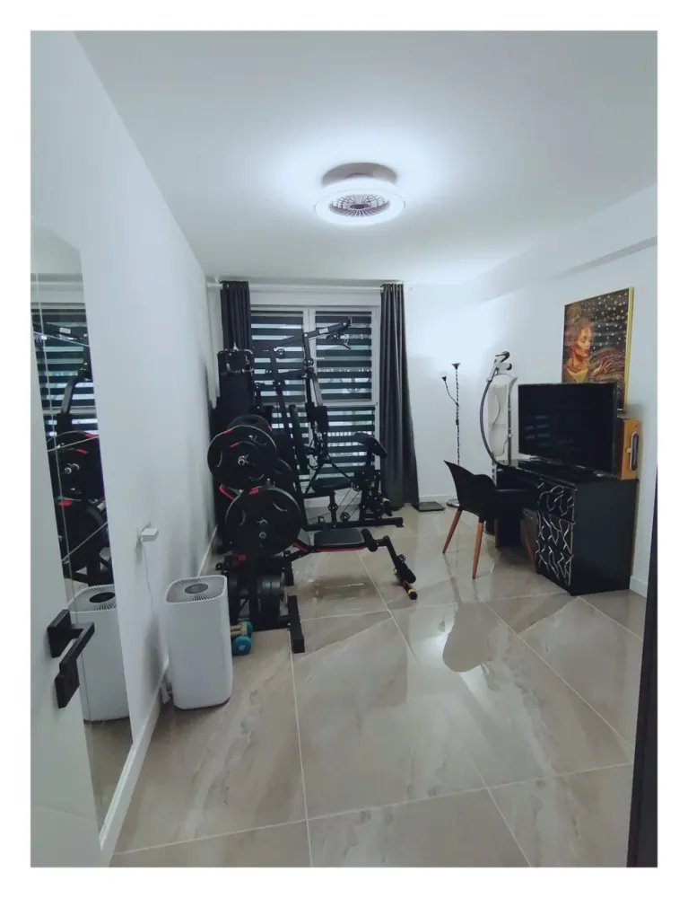 Finalizat 2021,zona Vitan Bârzesti,ansamblu rezidențial stradal,creditabil,proprietar,comision 0%! - Prim proprietar, ofer spre vânzare un apartament central, construcție relativ nouă, cu finalitate a clădirii spre sfârșitul lui 2021.Apartamentul cu 2 camere are o suprafață utilă de 50,70 mp, se află la parter, cu vedere către foișor și spațiul verde din interiorul securizat al ansamblului,fiind totodată ferit de zgomotul și noxele traficului auto din zonă.Ansamblul rezidențial se află chiar vis-a-vis de celebrul parc natural ' Delta Văcărești' și este format din 2 clădiri cu câte 7 etaje peste parter și 2 sub-niveluri, ce servesc drept parcare subterană securizată prin bariere cu acces telefonic sau telecomandă.Construcția clădirilor este formată din :stâlpi beton, planșee din beton, compartimentări din cărămidă YTong, termosistem de 10cm și tencuială decorativă.Curtea interioară a ansamblului deține o suprafață liberă apreciabilă, fiind folosită și ca promenadă pentru locatari, are deasemenea și loc de joacă pentru copii, iar pentru cei mari și nu numai, sunt câteva foișoare elegante tocmai bune pentru socializare și destindere.Casa scărilor este placată cu gresie și dispune de lifturi moderne și silențioase.Parcarea subterană se poate accesa din interiorul clădirilor.Apartamentul oferit spre vânzare,este de tip semidecomandat,cu bucătărie deschisă în living, dormitor separat, baie și hol, dispune totodată de tot confortul necesar pentru un trai modern, în tendințele actuale și la standarde peste medie.Dotări :centrală termică immergas(cu termostat)+calorifere pentru căldură și apa caldă.Geamuri termopan cu tâmplărie pvc, cu înălțime de aproximativ 2m, ce dă un aer de eleganță ambelor camere, interfon, ușă metalică cu interior izolat,gaze, energie electrică, apă curentă, aerisire ventilata la baie, sifon pardoseala cu sistem "push up/down" anti-insecte și mirosuri neplăcute,chiuvetă bucătărie multifuncțională +sistem ultrafiltrare apă potabilă.Baie eleganta și spațioasă, cu obiecte sanitare de calitate superioara, deține și o cada cu paravan dublu, pentru a putea fi folosita și la dușuri rapide.Toate obiectele de iluminat sunt pe sistem led, plafonierele din camere dispun și de ventilatoare puternice (cu 5 trepte de viteză), încorporate, fiind folosite la răcirea și aerisirea rapidă a camerelor.Pardoseli exclusiv placate cu gresie elegantă de mari dimensiuni (tip oglindă) ce asigură o curățare rapidă și eficientă cu minim de efort.Imobilul prezentat, arata precum în foto atașate și se vinde utilat și mobilat.Pentru alte detalii, întrebări și eventuale programări vizionări, puteți folosi numărul de telefon din anunț.&nbsp;