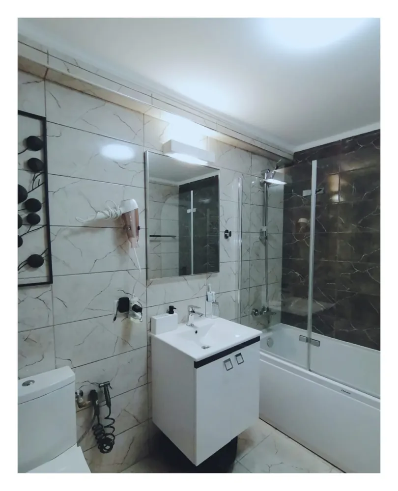 Finalizat 2021,zona Vitan Bârzesti,ansamblu rezidențial stradal,creditabil,proprietar,comision 0%! - Prim proprietar, ofer spre vânzare un apartament central, construcție relativ nouă, cu finalitate a clădirii spre sfârșitul lui 2021.Apartamentul cu 2 camere are o suprafață utilă de 50,70 mp, se află la parter, cu vedere către foișor și spațiul verde din interiorul securizat al ansamblului,fiind totodată ferit de zgomotul și noxele traficului auto din zonă.Ansamblul rezidențial se află chiar vis-a-vis de celebrul parc natural ' Delta Văcărești' și este format din 2 clădiri cu câte 7 etaje peste parter și 2 sub-niveluri, ce servesc drept parcare subterană securizată prin bariere cu acces telefonic sau telecomandă.Construcția clădirilor este formată din :stâlpi beton, planșee din beton, compartimentări din cărămidă YTong, termosistem de 10cm și tencuială decorativă.Curtea interioară a ansamblului deține o suprafață liberă apreciabilă, fiind folosită și ca promenadă pentru locatari, are deasemenea și loc de joacă pentru copii, iar pentru cei mari și nu numai, sunt câteva foișoare elegante tocmai bune pentru socializare și destindere.Casa scărilor este placată cu gresie și dispune de lifturi moderne și silențioase.Parcarea subterană se poate accesa din interiorul clădirilor.Apartamentul oferit spre vânzare,este de tip semidecomandat,cu bucătărie deschisă în living, dormitor separat, baie și hol, dispune totodată de tot confortul necesar pentru un trai modern, în tendințele actuale și la standarde peste medie.Dotări :centrală termică immergas(cu termostat)+calorifere pentru căldură și apa caldă.Geamuri termopan cu tâmplărie pvc, cu înălțime de aproximativ 2m, ce dă un aer de eleganță ambelor camere, interfon, ușă metalică cu interior izolat,gaze, energie electrică, apă curentă, aerisire ventilata la baie, sifon pardoseala cu sistem "push up/down" anti-insecte și mirosuri neplăcute,chiuvetă bucătărie multifuncțională +sistem ultrafiltrare apă potabilă.Baie eleganta și spațioasă, cu obiecte sanitare de calitate superioara, deține și o cada cu paravan dublu, pentru a putea fi folosita și la dușuri rapide.Toate obiectele de iluminat sunt pe sistem led, plafonierele din camere dispun și de ventilatoare puternice (cu 5 trepte de viteză), încorporate, fiind folosite la răcirea și aerisirea rapidă a camerelor.Pardoseli exclusiv placate cu gresie elegantă de mari dimensiuni (tip oglindă) ce asigură o curățare rapidă și eficientă cu minim de efort.Imobilul prezentat, arata precum în foto atașate și se vinde utilat și mobilat.Pentru alte detalii, întrebări și eventuale programări vizionări, puteți folosi numărul de telefon din anunț.&nbsp;