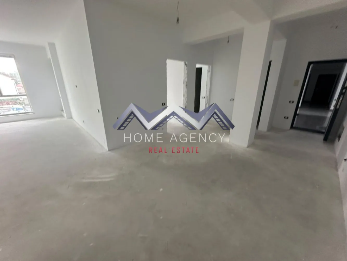 Apartament 3 camere, ideal pentru familii | 72 mp utili | comision 0 - Cauți o locuință în care copiii să poată merge pe jos la școală, iar tu să ai toate facilitățile la câteva minute de casă?

Îți prezentăm spre vânzare un apartament cu 3 camere, situat într-un ansamblu rezidențial nou din centrul orașului Otopeni, disponibil la etajele 1 și 2. Cu o suprafață utilă de 72 mp utili, locuința este gândită pentru confortul unei familii și oferă o compartimentare practică, luminoasă și eficientă.

La aproximativ 5-7 minute de mers pe jos se află Piața Otopeni, Primăria, supermarketuri, restaurante, farmacii și alte servicii esențiale. Liceul Teoretic „Ioan Petruș” se află la aproximativ 10 minute de mers pe jos, iar în apropiere găsești grădinițe, locuri de joacă și stații de transport în comun, inclusiv Linia Albastră, cu legătură directă către București și Aeroportul Henri Coandă.

Pentru cei care lucrează în Capitală, accesul rapid către DN1, Centura București și autostradă reprezintă un avantaj important, reducând timpul petrecut în trafic.

Apartamentul este compartimentat astfel:
- living generos cu acces spre balcon
- două dormitoare luminoase, din care unul matrimonial;
- bucătărie open-space, cu posibilitatea de închidere;
- două băi complet utilate;
- hol spațios pentru depozitare

Imobilul este construit pe structură din beton armat, cu pereți din cărămidă, oferind confort termic și fonic foarte bun.

Un avantaj apreciat de viitorii proprietari este faptul că îți poți personaliza locuința încă din faza de finisare. Alegi gresia, faianța, parchetul, ușile interioare și obiectele sanitare din variantele disponibile, iar noi ne ocupăm de implementarea lor, astfel încât apartamentul să fie pregătit exact în stilul pe care îl dorești.

Programează acum o vizionare! 

*Prețul afișat nu include TVA.