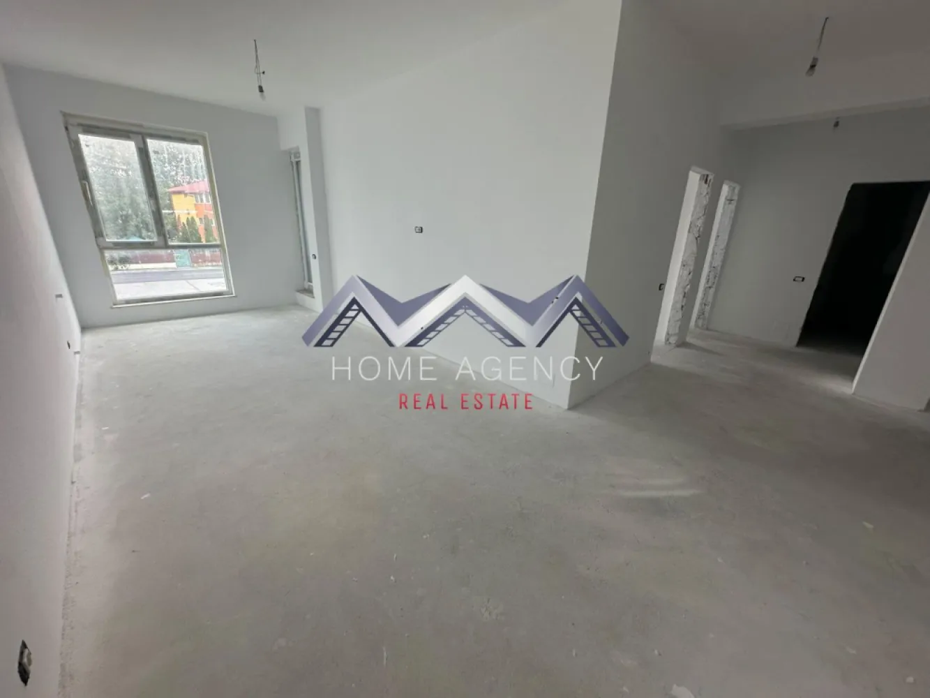 Apartament 3 camere, ideal pentru familii | 72 mp utili | comision 0 - Cauți o locuință în care copiii să poată merge pe jos la școală, iar tu să ai toate facilitățile la câteva minute de casă?

Îți prezentăm spre vânzare un apartament cu 3 camere, situat într-un ansamblu rezidențial nou din centrul orașului Otopeni, disponibil la etajele 1 și 2. Cu o suprafață utilă de 72 mp utili, locuința este gândită pentru confortul unei familii și oferă o compartimentare practică, luminoasă și eficientă.

La aproximativ 5-7 minute de mers pe jos se află Piața Otopeni, Primăria, supermarketuri, restaurante, farmacii și alte servicii esențiale. Liceul Teoretic „Ioan Petruș” se află la aproximativ 10 minute de mers pe jos, iar în apropiere găsești grădinițe, locuri de joacă și stații de transport în comun, inclusiv Linia Albastră, cu legătură directă către București și Aeroportul Henri Coandă.

Pentru cei care lucrează în Capitală, accesul rapid către DN1, Centura București și autostradă reprezintă un avantaj important, reducând timpul petrecut în trafic.

Apartamentul este compartimentat astfel:
- living generos cu acces spre balcon
- două dormitoare luminoase, din care unul matrimonial;
- bucătărie open-space, cu posibilitatea de închidere;
- două băi complet utilate;
- hol spațios pentru depozitare

Imobilul este construit pe structură din beton armat, cu pereți din cărămidă, oferind confort termic și fonic foarte bun.

Un avantaj apreciat de viitorii proprietari este faptul că îți poți personaliza locuința încă din faza de finisare. Alegi gresia, faianța, parchetul, ușile interioare și obiectele sanitare din variantele disponibile, iar noi ne ocupăm de implementarea lor, astfel încât apartamentul să fie pregătit exact în stilul pe care îl dorești.

Programează acum o vizionare! 

*Prețul afișat nu include TVA.