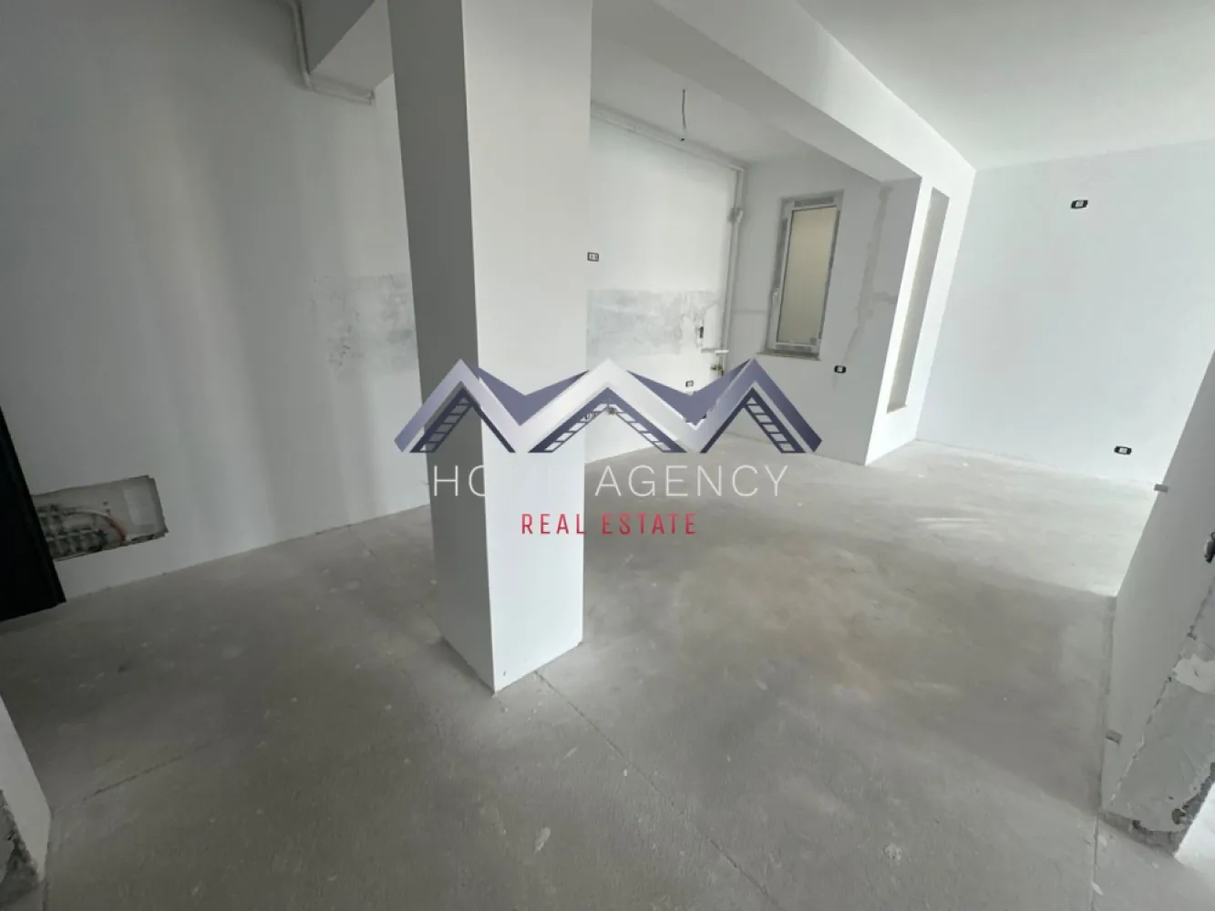 Apartament 3 camere, ideal pentru familii | 72 mp utili | comision 0 - Cauți o locuință în care copiii să poată merge pe jos la școală, iar tu să ai toate facilitățile la câteva minute de casă?

Îți prezentăm spre vânzare un apartament cu 3 camere, situat într-un ansamblu rezidențial nou din centrul orașului Otopeni, disponibil la etajele 1 și 2. Cu o suprafață utilă de 72 mp utili, locuința este gândită pentru confortul unei familii și oferă o compartimentare practică, luminoasă și eficientă.

La aproximativ 5-7 minute de mers pe jos se află Piața Otopeni, Primăria, supermarketuri, restaurante, farmacii și alte servicii esențiale. Liceul Teoretic „Ioan Petruș” se află la aproximativ 10 minute de mers pe jos, iar în apropiere găsești grădinițe, locuri de joacă și stații de transport în comun, inclusiv Linia Albastră, cu legătură directă către București și Aeroportul Henri Coandă.

Pentru cei care lucrează în Capitală, accesul rapid către DN1, Centura București și autostradă reprezintă un avantaj important, reducând timpul petrecut în trafic.

Apartamentul este compartimentat astfel:
- living generos cu acces spre balcon
- două dormitoare luminoase, din care unul matrimonial;
- bucătărie open-space, cu posibilitatea de închidere;
- două băi complet utilate;
- hol spațios pentru depozitare

Imobilul este construit pe structură din beton armat, cu pereți din cărămidă, oferind confort termic și fonic foarte bun.

Un avantaj apreciat de viitorii proprietari este faptul că îți poți personaliza locuința încă din faza de finisare. Alegi gresia, faianța, parchetul, ușile interioare și obiectele sanitare din variantele disponibile, iar noi ne ocupăm de implementarea lor, astfel încât apartamentul să fie pregătit exact în stilul pe care îl dorești.

Programează acum o vizionare! 

*Prețul afișat nu include TVA.