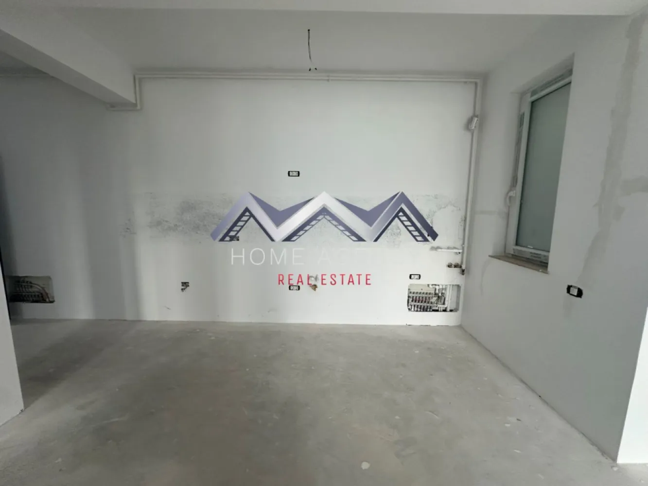 Apartament 3 camere, ideal pentru familii | 72 mp utili | comision 0 - Cauți o locuință în care copiii să poată merge pe jos la școală, iar tu să ai toate facilitățile la câteva minute de casă?

Îți prezentăm spre vânzare un apartament cu 3 camere, situat într-un ansamblu rezidențial nou din centrul orașului Otopeni, disponibil la etajele 1 și 2. Cu o suprafață utilă de 72 mp utili, locuința este gândită pentru confortul unei familii și oferă o compartimentare practică, luminoasă și eficientă.

La aproximativ 5-7 minute de mers pe jos se află Piața Otopeni, Primăria, supermarketuri, restaurante, farmacii și alte servicii esențiale. Liceul Teoretic „Ioan Petruș” se află la aproximativ 10 minute de mers pe jos, iar în apropiere găsești grădinițe, locuri de joacă și stații de transport în comun, inclusiv Linia Albastră, cu legătură directă către București și Aeroportul Henri Coandă.

Pentru cei care lucrează în Capitală, accesul rapid către DN1, Centura București și autostradă reprezintă un avantaj important, reducând timpul petrecut în trafic.

Apartamentul este compartimentat astfel:
- living generos cu acces spre balcon
- două dormitoare luminoase, din care unul matrimonial;
- bucătărie open-space, cu posibilitatea de închidere;
- două băi complet utilate;
- hol spațios pentru depozitare

Imobilul este construit pe structură din beton armat, cu pereți din cărămidă, oferind confort termic și fonic foarte bun.

Un avantaj apreciat de viitorii proprietari este faptul că îți poți personaliza locuința încă din faza de finisare. Alegi gresia, faianța, parchetul, ușile interioare și obiectele sanitare din variantele disponibile, iar noi ne ocupăm de implementarea lor, astfel încât apartamentul să fie pregătit exact în stilul pe care îl dorești.

Programează acum o vizionare! 

*Prețul afișat nu include TVA.