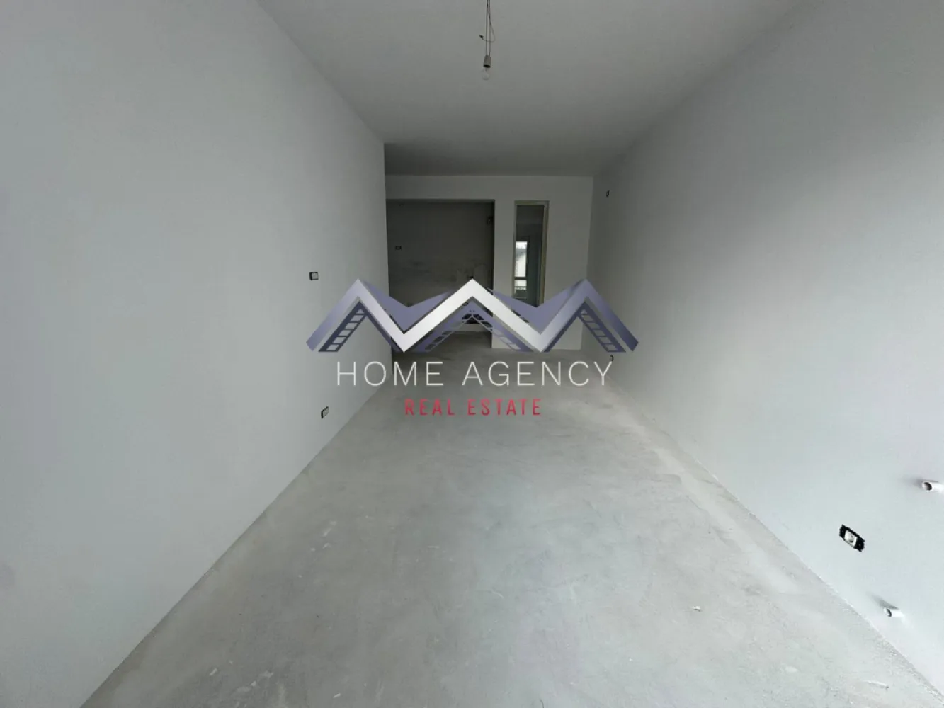 Apartament 3 camere, ideal pentru familii | 72 mp utili | comision 0 - Cauți o locuință în care copiii să poată merge pe jos la școală, iar tu să ai toate facilitățile la câteva minute de casă?

Îți prezentăm spre vânzare un apartament cu 3 camere, situat într-un ansamblu rezidențial nou din centrul orașului Otopeni, disponibil la etajele 1 și 2. Cu o suprafață utilă de 72 mp utili, locuința este gândită pentru confortul unei familii și oferă o compartimentare practică, luminoasă și eficientă.

La aproximativ 5-7 minute de mers pe jos se află Piața Otopeni, Primăria, supermarketuri, restaurante, farmacii și alte servicii esențiale. Liceul Teoretic „Ioan Petruș” se află la aproximativ 10 minute de mers pe jos, iar în apropiere găsești grădinițe, locuri de joacă și stații de transport în comun, inclusiv Linia Albastră, cu legătură directă către București și Aeroportul Henri Coandă.

Pentru cei care lucrează în Capitală, accesul rapid către DN1, Centura București și autostradă reprezintă un avantaj important, reducând timpul petrecut în trafic.

Apartamentul este compartimentat astfel:
- living generos cu acces spre balcon
- două dormitoare luminoase, din care unul matrimonial;
- bucătărie open-space, cu posibilitatea de închidere;
- două băi complet utilate;
- hol spațios pentru depozitare

Imobilul este construit pe structură din beton armat, cu pereți din cărămidă, oferind confort termic și fonic foarte bun.

Un avantaj apreciat de viitorii proprietari este faptul că îți poți personaliza locuința încă din faza de finisare. Alegi gresia, faianța, parchetul, ușile interioare și obiectele sanitare din variantele disponibile, iar noi ne ocupăm de implementarea lor, astfel încât apartamentul să fie pregătit exact în stilul pe care îl dorești.

Programează acum o vizionare! 

*Prețul afișat nu include TVA.
