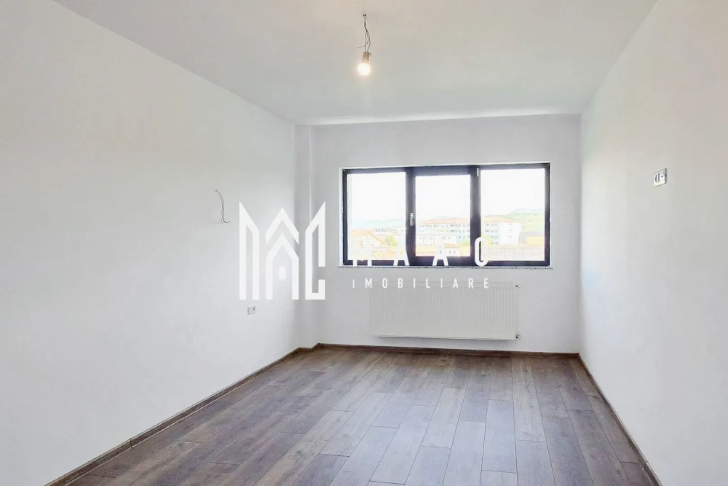 Apartament 3 camere | Bloc Nou | Zoo Valcea | Etaj 3 | 93MP - Apartament Premium de Vânzare în Râmnicu Vâlcea | Ostroveni | Bloc Nou | 3 Camere | Parcare Inclusă

Preț: 139.500 Euro

MAAC Imobiliare vă propune spre vânzare un apartament modern, cu finisaje premium, situat într-un bloc nou din cartierul Ostroveni, pe Strada Ostroveni nr. 134-136, una dintre cele mai apreciate zone rezidențiale din Râmnicu Vâlcea.

Poziționat la etajul 3 al unui imobil construit la standarde moderne, apartamentul oferă un echilibru perfect între confort, funcționalitate și amplasare excelentă, fiind ideal atât pentru locuire, cât și ca investiție.

 Compartimentare

* 2 dormitoare spațioase;
* living generos cu bucătărie open-space;
* 2 băi complet echipate;
* logie închisă cu tâmplărie PVC gri antracit și geam tripan heliomat.

 Suprafețe

* Suprafață utilă: 80,40 mp;
* Suprafață totală: 93 mp;
* Suprafață construită: 108,80 mp.

 Dotări și finisaje

* centrală termică proprie;
* parchet de calitate;
* gresie și faianță premium;
* obiecte sanitare moderne;
* uși interioare elegante;
* finisaje realizate cu atenție la detalii;
* loc de parcare exterior inclus în preț.

 Localizare excelentă

Apartamentul este amplasat într-o zonă aflată în continuă dezvoltare, cu acces rapid către principalele puncte de interes din municipiu:

* la aproximativ 500 metri de Ștrandul și zona de Agrement Ostroveni;
* în apropiere de Bulevardul Dem Rădulescu;
* acces facil către Zoo Vâlcea;
* aproape de școli, grădinițe, supermarketuri, farmacii și restaurante;
* conexiune rapidă cu principalele bulevarde și mijloace de transport.

Această proprietate reprezintă o alegere excelentă pentru familiile care își doresc o locuință modernă într-un bloc nou, dar și pentru investitorii care caută o investiție sigură într-una dintre cele mai căutate zone din Râmnicu Vâlcea.

Pentru informații suplimentare și programarea unei vizionări, echipa MAAC Imobiliare vă stă la dispoziție.