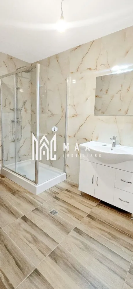 Apartament 3 camere | Bloc Nou | Zoo Valcea | Etaj 3 | 93MP - Apartament Premium de Vânzare în Râmnicu Vâlcea | Ostroveni | Bloc Nou | 3 Camere | Parcare Inclusă

Preț: 139.500 Euro

MAAC Imobiliare vă propune spre vânzare un apartament modern, cu finisaje premium, situat într-un bloc nou din cartierul Ostroveni, pe Strada Ostroveni nr. 134-136, una dintre cele mai apreciate zone rezidențiale din Râmnicu Vâlcea.

Poziționat la etajul 3 al unui imobil construit la standarde moderne, apartamentul oferă un echilibru perfect între confort, funcționalitate și amplasare excelentă, fiind ideal atât pentru locuire, cât și ca investiție.

 Compartimentare

* 2 dormitoare spațioase;
* living generos cu bucătărie open-space;
* 2 băi complet echipate;
* logie închisă cu tâmplărie PVC gri antracit și geam tripan heliomat.

 Suprafețe

* Suprafață utilă: 80,40 mp;
* Suprafață totală: 93 mp;
* Suprafață construită: 108,80 mp.

 Dotări și finisaje

* centrală termică proprie;
* parchet de calitate;
* gresie și faianță premium;
* obiecte sanitare moderne;
* uși interioare elegante;
* finisaje realizate cu atenție la detalii;
* loc de parcare exterior inclus în preț.

 Localizare excelentă

Apartamentul este amplasat într-o zonă aflată în continuă dezvoltare, cu acces rapid către principalele puncte de interes din municipiu:

* la aproximativ 500 metri de Ștrandul și zona de Agrement Ostroveni;
* în apropiere de Bulevardul Dem Rădulescu;
* acces facil către Zoo Vâlcea;
* aproape de școli, grădinițe, supermarketuri, farmacii și restaurante;
* conexiune rapidă cu principalele bulevarde și mijloace de transport.

Această proprietate reprezintă o alegere excelentă pentru familiile care își doresc o locuință modernă într-un bloc nou, dar și pentru investitorii care caută o investiție sigură într-una dintre cele mai căutate zone din Râmnicu Vâlcea.

Pentru informații suplimentare și programarea unei vizionări, echipa MAAC Imobiliare vă stă la dispoziție.