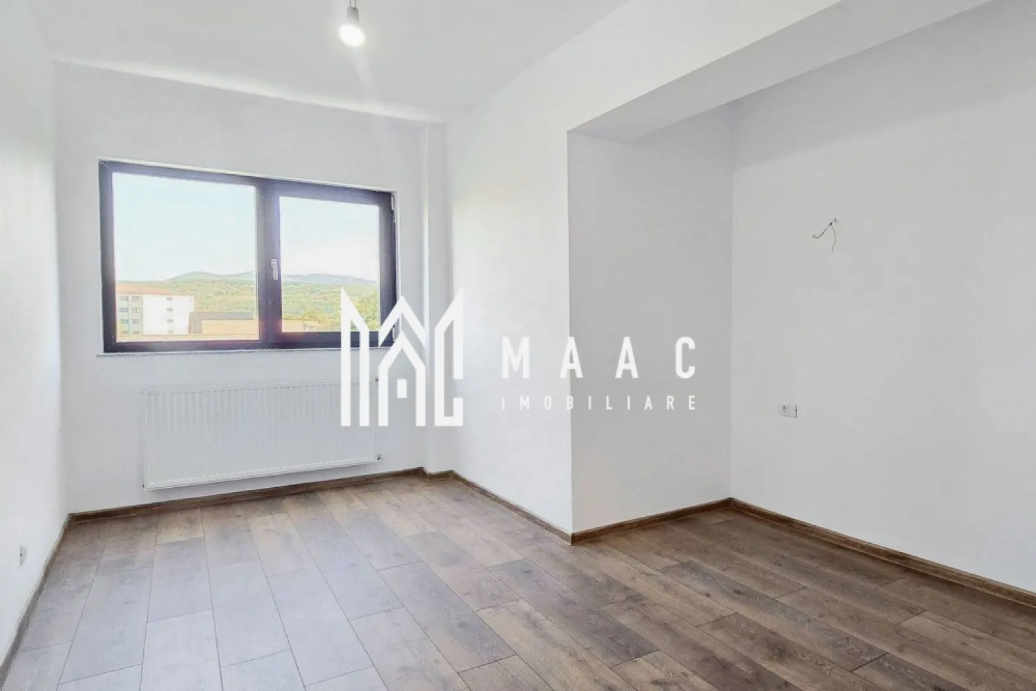 Apartament 3 camere | Bloc Nou | Zoo Valcea | Etaj 3 | 93MP - Apartament Premium de Vânzare în Râmnicu Vâlcea | Ostroveni | Bloc Nou | 3 Camere | Parcare Inclusă

Preț: 139.500 Euro

MAAC Imobiliare vă propune spre vânzare un apartament modern, cu finisaje premium, situat într-un bloc nou din cartierul Ostroveni, pe Strada Ostroveni nr. 134-136, una dintre cele mai apreciate zone rezidențiale din Râmnicu Vâlcea.

Poziționat la etajul 3 al unui imobil construit la standarde moderne, apartamentul oferă un echilibru perfect între confort, funcționalitate și amplasare excelentă, fiind ideal atât pentru locuire, cât și ca investiție.

 Compartimentare

* 2 dormitoare spațioase;
* living generos cu bucătărie open-space;
* 2 băi complet echipate;
* logie închisă cu tâmplărie PVC gri antracit și geam tripan heliomat.

 Suprafețe

* Suprafață utilă: 80,40 mp;
* Suprafață totală: 93 mp;
* Suprafață construită: 108,80 mp.

 Dotări și finisaje

* centrală termică proprie;
* parchet de calitate;
* gresie și faianță premium;
* obiecte sanitare moderne;
* uși interioare elegante;
* finisaje realizate cu atenție la detalii;
* loc de parcare exterior inclus în preț.

 Localizare excelentă

Apartamentul este amplasat într-o zonă aflată în continuă dezvoltare, cu acces rapid către principalele puncte de interes din municipiu:

* la aproximativ 500 metri de Ștrandul și zona de Agrement Ostroveni;
* în apropiere de Bulevardul Dem Rădulescu;
* acces facil către Zoo Vâlcea;
* aproape de școli, grădinițe, supermarketuri, farmacii și restaurante;
* conexiune rapidă cu principalele bulevarde și mijloace de transport.

Această proprietate reprezintă o alegere excelentă pentru familiile care își doresc o locuință modernă într-un bloc nou, dar și pentru investitorii care caută o investiție sigură într-una dintre cele mai căutate zone din Râmnicu Vâlcea.

Pentru informații suplimentare și programarea unei vizionări, echipa MAAC Imobiliare vă stă la dispoziție.