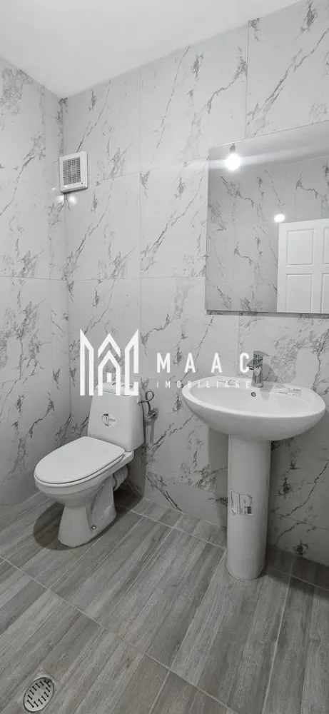 Apartament 3 camere | Bloc Nou | Zoo Valcea | Etaj 3 | 93MP - Apartament Premium de Vânzare în Râmnicu Vâlcea | Ostroveni | Bloc Nou | 3 Camere | Parcare Inclusă

Preț: 139.500 Euro

MAAC Imobiliare vă propune spre vânzare un apartament modern, cu finisaje premium, situat într-un bloc nou din cartierul Ostroveni, pe Strada Ostroveni nr. 134-136, una dintre cele mai apreciate zone rezidențiale din Râmnicu Vâlcea.

Poziționat la etajul 3 al unui imobil construit la standarde moderne, apartamentul oferă un echilibru perfect între confort, funcționalitate și amplasare excelentă, fiind ideal atât pentru locuire, cât și ca investiție.

 Compartimentare

* 2 dormitoare spațioase;
* living generos cu bucătărie open-space;
* 2 băi complet echipate;
* logie închisă cu tâmplărie PVC gri antracit și geam tripan heliomat.

 Suprafețe

* Suprafață utilă: 80,40 mp;
* Suprafață totală: 93 mp;
* Suprafață construită: 108,80 mp.

 Dotări și finisaje

* centrală termică proprie;
* parchet de calitate;
* gresie și faianță premium;
* obiecte sanitare moderne;
* uși interioare elegante;
* finisaje realizate cu atenție la detalii;
* loc de parcare exterior inclus în preț.

 Localizare excelentă

Apartamentul este amplasat într-o zonă aflată în continuă dezvoltare, cu acces rapid către principalele puncte de interes din municipiu:

* la aproximativ 500 metri de Ștrandul și zona de Agrement Ostroveni;
* în apropiere de Bulevardul Dem Rădulescu;
* acces facil către Zoo Vâlcea;
* aproape de școli, grădinițe, supermarketuri, farmacii și restaurante;
* conexiune rapidă cu principalele bulevarde și mijloace de transport.

Această proprietate reprezintă o alegere excelentă pentru familiile care își doresc o locuință modernă într-un bloc nou, dar și pentru investitorii care caută o investiție sigură într-una dintre cele mai căutate zone din Râmnicu Vâlcea.

Pentru informații suplimentare și programarea unei vizionări, echipa MAAC Imobiliare vă stă la dispoziție.