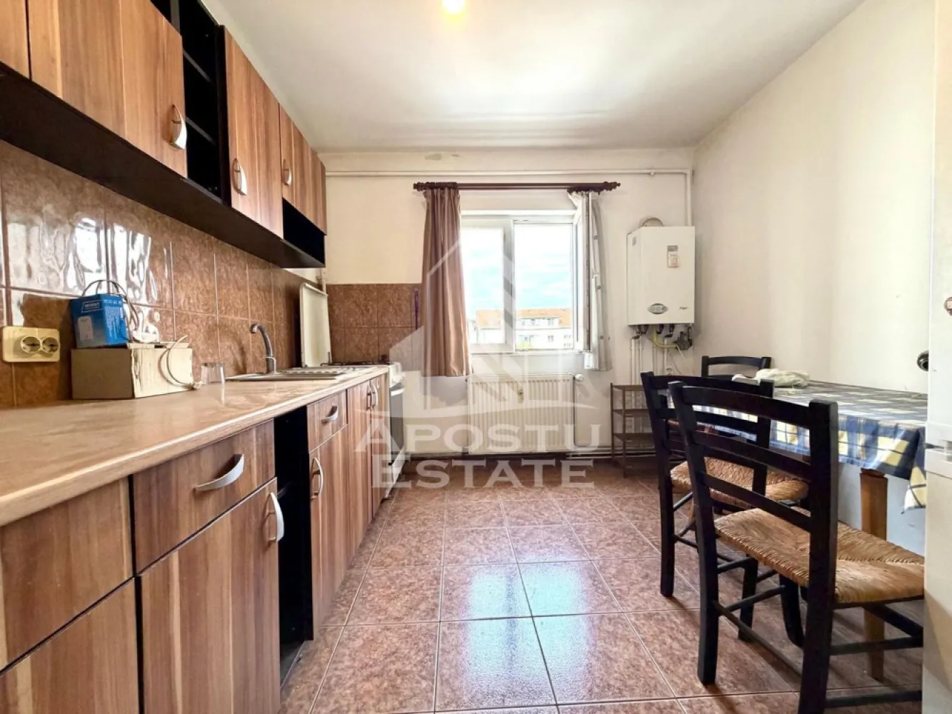 Apartament 2 camere de vanzare, centrala, zona Girocului, Timisoara - Agentia imobiliara APOSTU ESTATE va propune spre vanzare un apartament cu 2 camere, semidecomandat, confort 1, localizat in judetul Timis, Timisoara, zona Girocului.
Apartamentul este situat la etajul 4 (acoperis tigla) si are o suprafata de 50 mp.
Compartimentare:
- Hol de acces
- Bucatarie
- Living
- Dormitor
- Baie
- Balcon
Confortul termic este realizat prin intermediul termoficarii (posibilitate montare centrala proprie).
Zona foarte linistita cu numeroase facilitati si puncte de interes precum: acces rapid si usor la mijloacele de transport in comun, parcare amenajata langa bloc, magazine si supermarket-uri in apropiere, farmacii, institutii de invatamant, restaurante, baruri, cafenele si multe altele.
Agentia imobiliara Apostu Estate va ofera consultanta bancara gratuita prin intermediul colaboratorilor nostri pentru alegerea celui mai potrivit tip de credit, astfel incat tu sa devi noul proprietar al acestui apartament. Va asteptam cu drag la o vizionare chiar si astazi! 
ID intern: CP3198062.