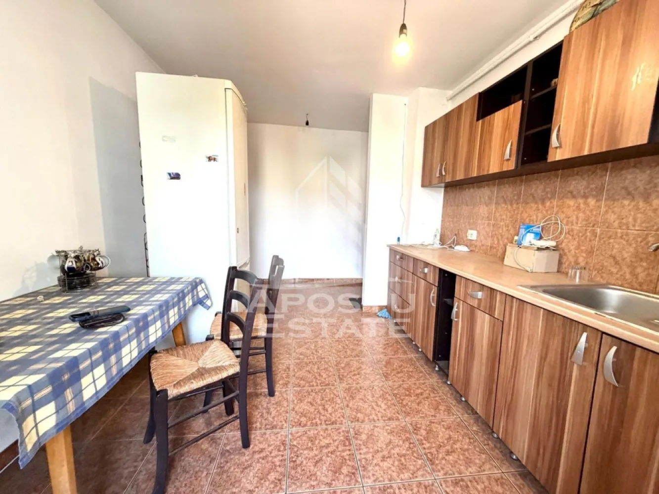 Apartament 2 camere de vanzare, centrala, zona Girocului, Timisoara - Agentia imobiliara APOSTU ESTATE va propune spre vanzare un apartament cu 2 camere, semidecomandat, confort 1, localizat in judetul Timis, Timisoara, zona Girocului.
Apartamentul este situat la etajul 4 (acoperis tigla) si are o suprafata de 50 mp.
Compartimentare:
- Hol de acces
- Bucatarie
- Living
- Dormitor
- Baie
- Balcon
Confortul termic este realizat prin intermediul termoficarii (posibilitate montare centrala proprie).
Zona foarte linistita cu numeroase facilitati si puncte de interes precum: acces rapid si usor la mijloacele de transport in comun, parcare amenajata langa bloc, magazine si supermarket-uri in apropiere, farmacii, institutii de invatamant, restaurante, baruri, cafenele si multe altele.
Agentia imobiliara Apostu Estate va ofera consultanta bancara gratuita prin intermediul colaboratorilor nostri pentru alegerea celui mai potrivit tip de credit, astfel incat tu sa devi noul proprietar al acestui apartament. Va asteptam cu drag la o vizionare chiar si astazi! 
ID intern: CP3198062.