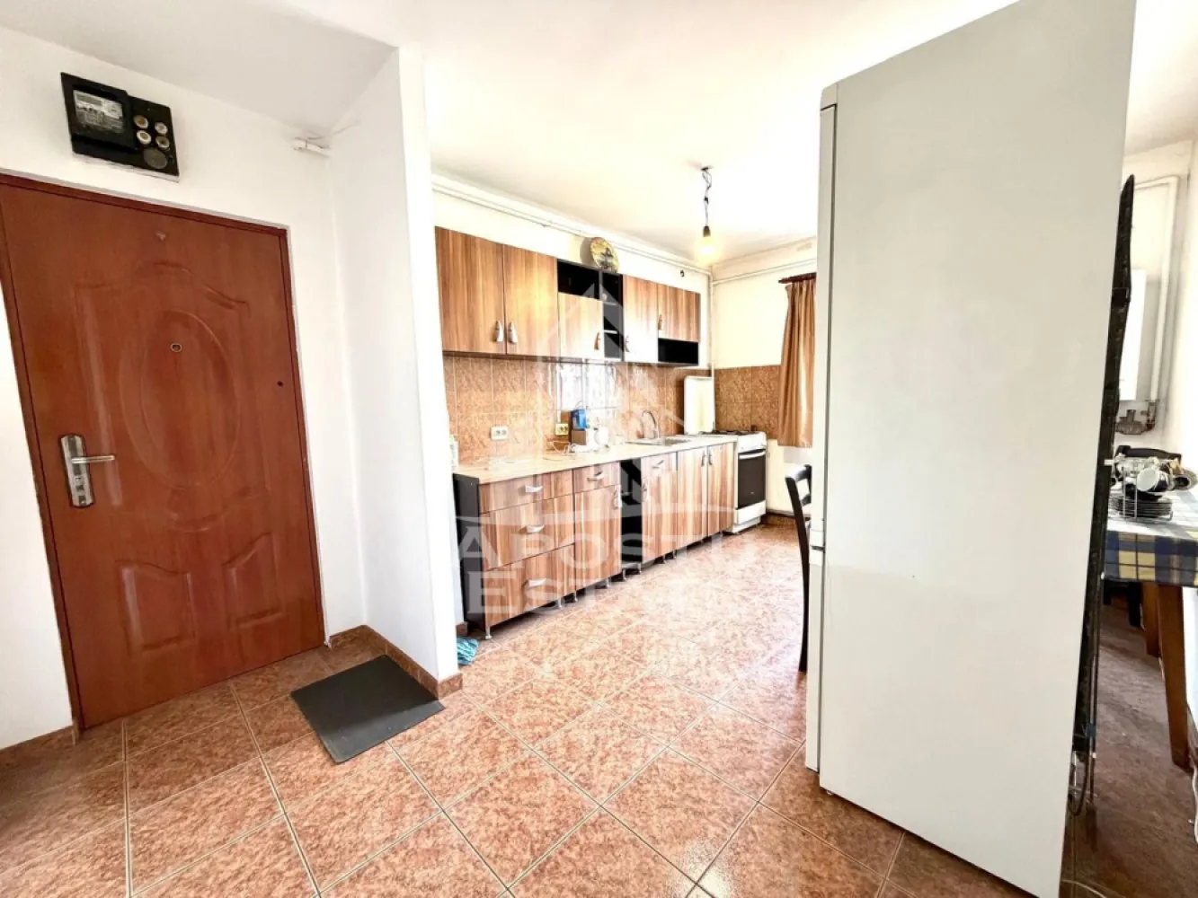 Apartament 2 camere de vanzare, centrala, zona Girocului, Timisoara - Agentia imobiliara APOSTU ESTATE va propune spre vanzare un apartament cu 2 camere, semidecomandat, confort 1, localizat in judetul Timis, Timisoara, zona Girocului.
Apartamentul este situat la etajul 4 (acoperis tigla) si are o suprafata de 50 mp.
Compartimentare:
- Hol de acces
- Bucatarie
- Living
- Dormitor
- Baie
- Balcon
Confortul termic este realizat prin intermediul termoficarii (posibilitate montare centrala proprie).
Zona foarte linistita cu numeroase facilitati si puncte de interes precum: acces rapid si usor la mijloacele de transport in comun, parcare amenajata langa bloc, magazine si supermarket-uri in apropiere, farmacii, institutii de invatamant, restaurante, baruri, cafenele si multe altele.
Agentia imobiliara Apostu Estate va ofera consultanta bancara gratuita prin intermediul colaboratorilor nostri pentru alegerea celui mai potrivit tip de credit, astfel incat tu sa devi noul proprietar al acestui apartament. Va asteptam cu drag la o vizionare chiar si astazi! 
ID intern: CP3198062.