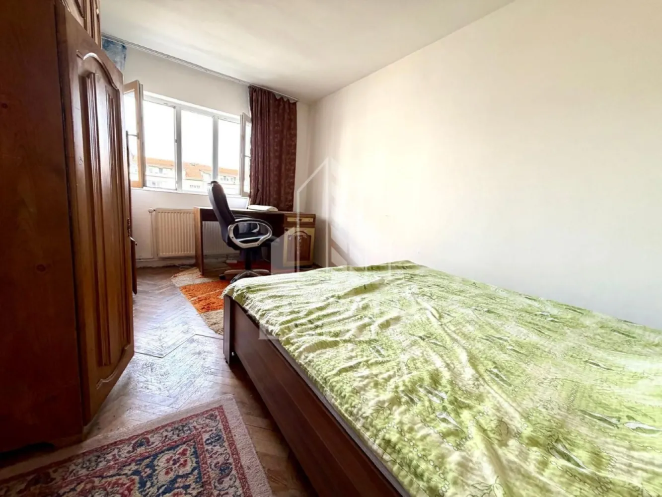 Apartament 2 camere de vanzare, centrala, zona Girocului, Timisoara - Agentia imobiliara APOSTU ESTATE va propune spre vanzare un apartament cu 2 camere, semidecomandat, confort 1, localizat in judetul Timis, Timisoara, zona Girocului.
Apartamentul este situat la etajul 4 (acoperis tigla) si are o suprafata de 50 mp.
Compartimentare:
- Hol de acces
- Bucatarie
- Living
- Dormitor
- Baie
- Balcon
Confortul termic este realizat prin intermediul termoficarii (posibilitate montare centrala proprie).
Zona foarte linistita cu numeroase facilitati si puncte de interes precum: acces rapid si usor la mijloacele de transport in comun, parcare amenajata langa bloc, magazine si supermarket-uri in apropiere, farmacii, institutii de invatamant, restaurante, baruri, cafenele si multe altele.
Agentia imobiliara Apostu Estate va ofera consultanta bancara gratuita prin intermediul colaboratorilor nostri pentru alegerea celui mai potrivit tip de credit, astfel incat tu sa devi noul proprietar al acestui apartament. Va asteptam cu drag la o vizionare chiar si astazi! 
ID intern: CP3198062.