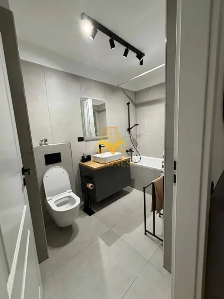 2 camere open space, Modern, Parcare,Elite Junior, Zona Fabricii,Iris - GOLDNESS Imobiliare vă propune spre închiriere un apartament cu 2 camere complet mobilat și utilat, la etajul 2 într-un imobil de 7 etaje, în Cartierul Iris.
Dispune de loc de parcare subterana!
Se află în apropierea stațiilor de transport în comun, magazine, restaurante, spații verzi, farmacii, etc. 

Apartamentul este compartimentat astfel:
 - dormitor cu pat matrimonial, dressing, noptiere, comoda tv
 - living cu bucatarie open space complet utilată și mobilată, canapea extensibilă, loc de servit masa 
 - baie cu cada, dulap pentru depozitare.
 - terasa de 11 mp.

Imobilul este dotat cu toate cele necesare- centrală proprie, frigider, aragaz, hotă, mașină de spălat haine si vase, tv, AC, etc. 

Dacă sunteți interesați de acest apartament și doriți să îl vizionați, dar și pentru alte oferte nu ezitați să ne contactați telefonic sau prin e-mail. Vă stăm la dispoziție!
Pentru intermediere se percepe un comision de 50% din prețul chiriei!