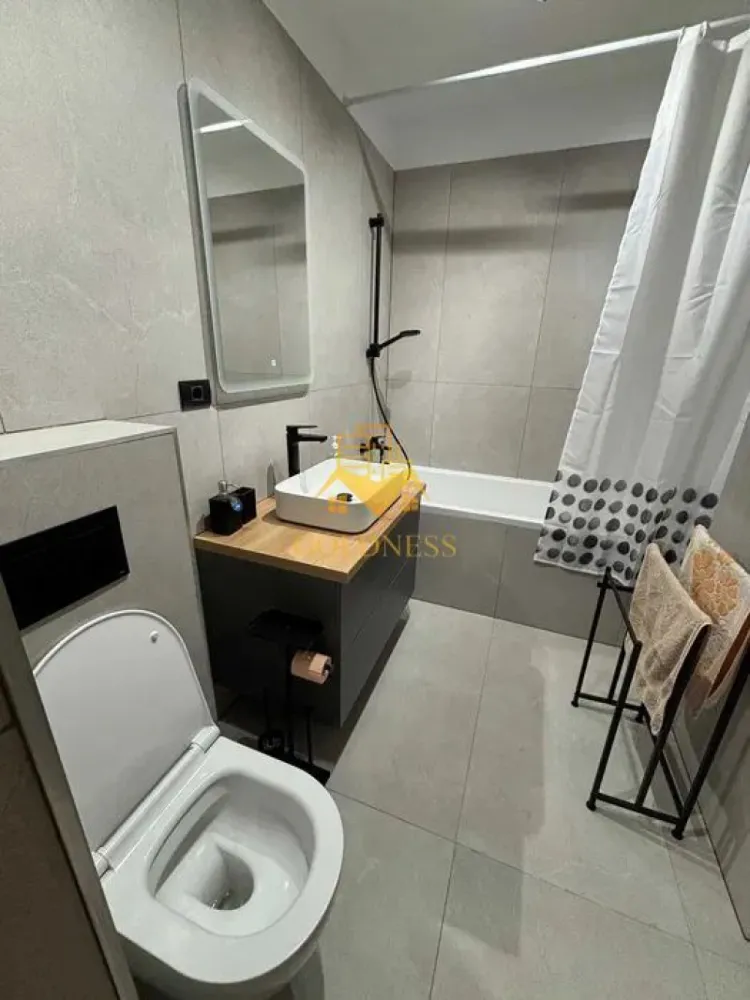 2 camere open space, Modern, Parcare,Elite Junior, Zona Fabricii,Iris - GOLDNESS Imobiliare vă propune spre închiriere un apartament cu 2 camere complet mobilat și utilat, la etajul 2 într-un imobil de 7 etaje, în Cartierul Iris.
Dispune de loc de parcare subterana!
Se află în apropierea stațiilor de transport în comun, magazine, restaurante, spații verzi, farmacii, etc. 

Apartamentul este compartimentat astfel:
 - dormitor cu pat matrimonial, dressing, noptiere, comoda tv
 - living cu bucatarie open space complet utilată și mobilată, canapea extensibilă, loc de servit masa 
 - baie cu cada, dulap pentru depozitare.
 - terasa de 11 mp.

Imobilul este dotat cu toate cele necesare- centrală proprie, frigider, aragaz, hotă, mașină de spălat haine si vase, tv, AC, etc. 

Dacă sunteți interesați de acest apartament și doriți să îl vizionați, dar și pentru alte oferte nu ezitați să ne contactați telefonic sau prin e-mail. Vă stăm la dispoziție!
Pentru intermediere se percepe un comision de 50% din prețul chiriei!