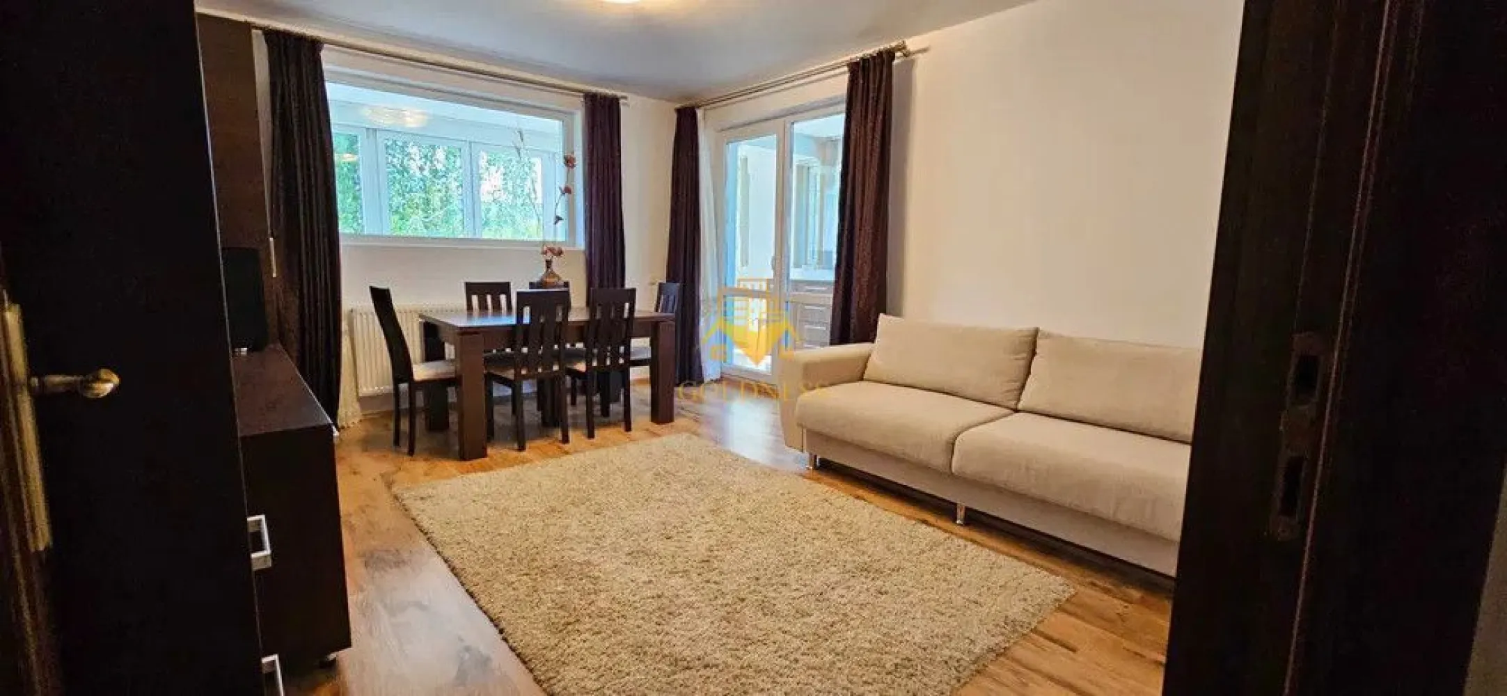 2 camere, Modern, Parcare, bloc nou, Buna Ziua, LIDL, Trifoiului - GOLDNESS Imobiliare vă propune spre închiriere un apartament cu 2 camere complet mobilat și utilat, la etajul 2 într-un imobil de 3 etaje, în Cartierul Buna ziua.
Dispune de loc de parcare subteran contra cost 50 euro!
Se află în apropierea stațiilor de transport în comun, magazine, restaurante, spații verzi, farmacii, etc. 

Apartamentul este compartimentat astfel:
 - dormitor cu pat matrimonial, dressing, noptiere, AC
 - bucatarie utilata mobilata, loc de servit masa 
 - living cu canapea extensibila, TV, spatiu pentru depozitare
 - baie cu cada, calorifer port prosop și dulap pentru depozitare.
 - terasa de 13 mp.

Imobilul este dotat cu toate cele necesare- centrală proprie, frigider, aragaz, hotă, mașină de spălat haine, AC etc. 

Dacă sunteți interesați de acest apartament și doriți să îl vizionați, dar și pentru alte oferte nu ezitați să ne contactați telefonic sau prin e-mail. Vă stăm la dispoziție!
Pentru intermediere se percepe un comision de 50% din prețul chiriei!
Pret 700 euro pentru o persoana si 750euro pentru doua persoane.