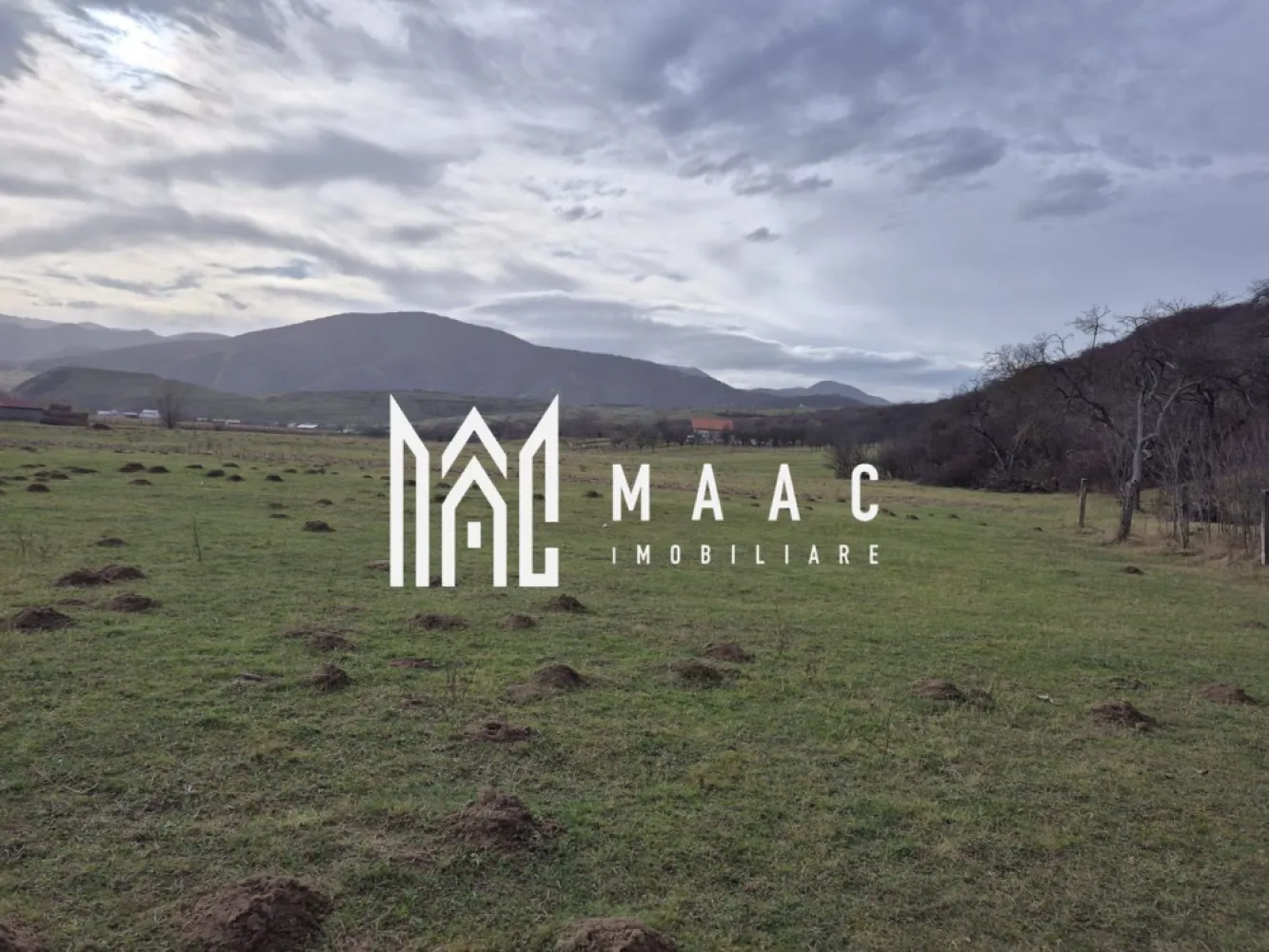 Teren de vanzare | Orlat | Extravilan - Maac imobiliare vă propune spre vânzare un teren de 2800 mp, situat în comuna Orlat, un loc cunoscut pentru peisajele sale spectaculoase și liniștea specifică zonei de munte. Proprietatea se remarcă prin vederi superbe spre împrejurimi, fiind alegerea ideală pentru cei care caută un spațiu generos, cu potențial ridicat de dezvoltare sau pentru o investiție pe termen lung. Terenul este împrejmuit cu stâlpi amplasați din 3 în 3 metri, delimitând clar suprafața și oferind un plus de siguranță și organizare pentru viitorul proprietar. Un avantaj rar întâlnit este prezența unui izvor cu apă potabilă pe teren, reprezentând o resursă naturală deosebit de valoroasă, ideală pentru consum, activități gospodărești sau pentru eventuale proiecte turistice ori de agrement. Pentru mai multe detalii sau programarea unei vizionari, va invitam sa contactati Maac imobiliare: CP2818104