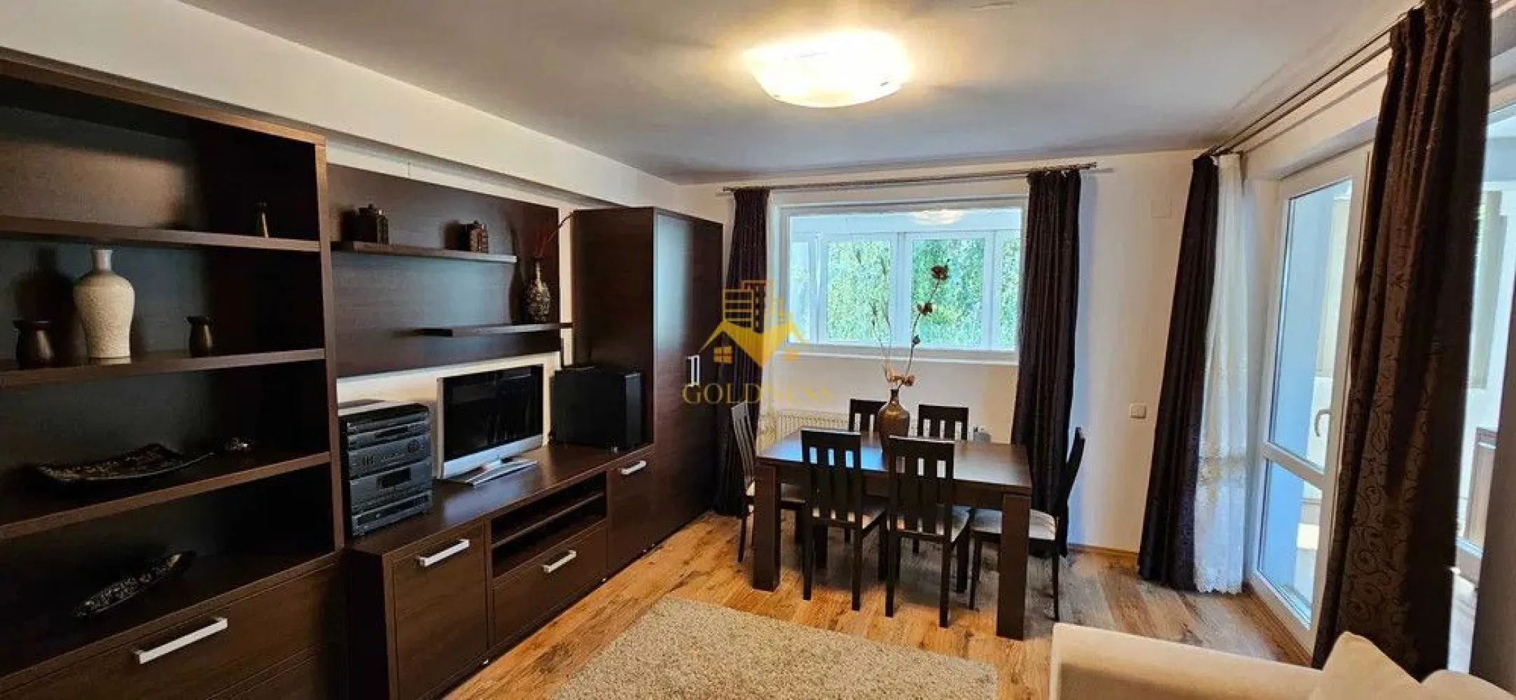 2 camere, Modern, Parcare, bloc nou, Buna Ziua, LIDL, Trifoiului - GOLDNESS Imobiliare vă propune spre închiriere un apartament cu 2 camere complet mobilat și utilat, la etajul 2 într-un imobil de 3 etaje, în Cartierul Buna ziua.
Dispune de loc de parcare subteran contra cost 50 euro!
Se află în apropierea stațiilor de transport în comun, magazine, restaurante, spații verzi, farmacii, etc. 

Apartamentul este compartimentat astfel:
 - dormitor cu pat matrimonial, dressing, noptiere, AC
 - bucatarie utilata mobilata, loc de servit masa 
 - living cu canapea extensibila, TV, spatiu pentru depozitare
 - baie cu cada, calorifer port prosop și dulap pentru depozitare.
 - terasa de 13 mp.

Imobilul este dotat cu toate cele necesare- centrală proprie, frigider, aragaz, hotă, mașină de spălat haine, AC etc. 

Dacă sunteți interesați de acest apartament și doriți să îl vizionați, dar și pentru alte oferte nu ezitați să ne contactați telefonic sau prin e-mail. Vă stăm la dispoziție!
Pentru intermediere se percepe un comision de 50% din prețul chiriei!
Pret 700 euro pentru o persoana si 750euro pentru doua persoane.