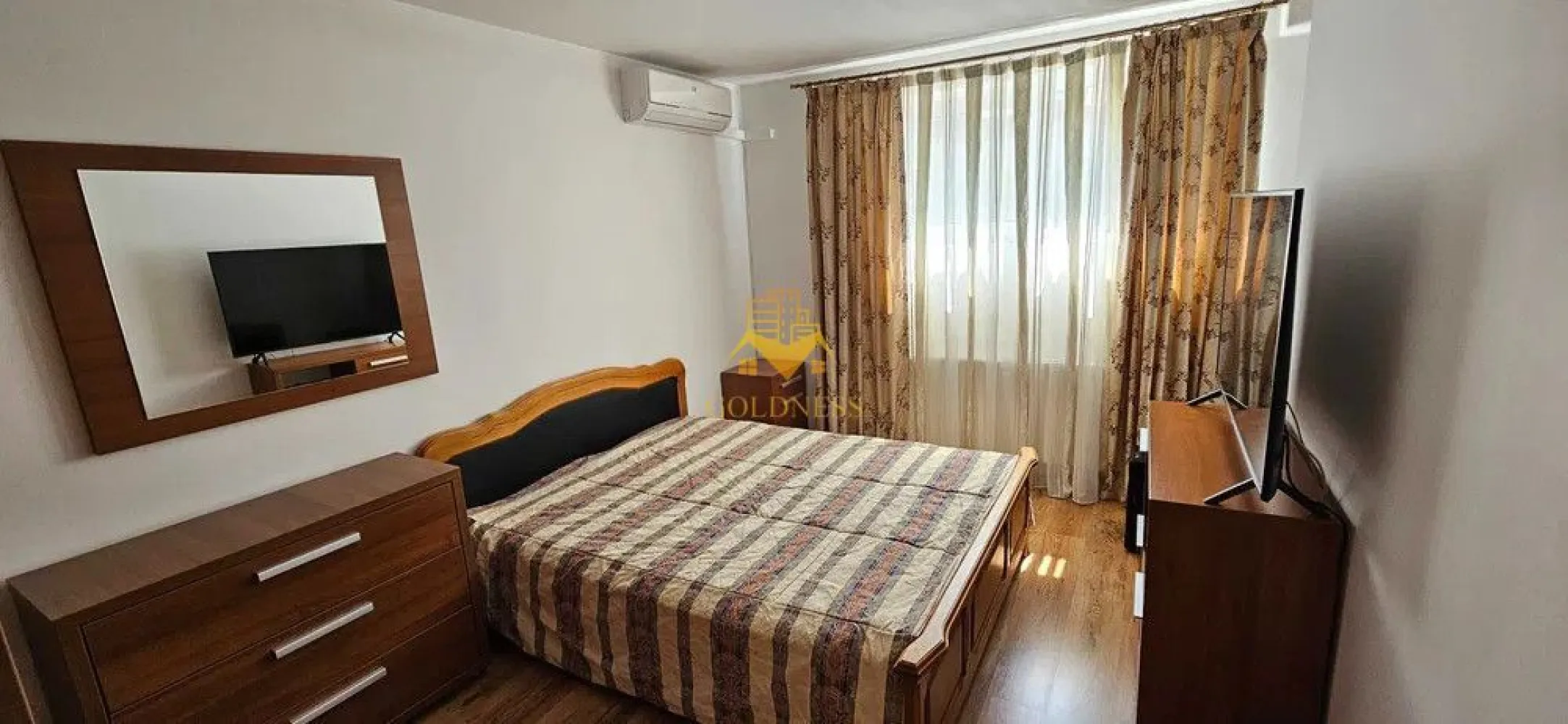 2 camere, Modern, Parcare, bloc nou, Buna Ziua, LIDL, Trifoiului - GOLDNESS Imobiliare vă propune spre închiriere un apartament cu 2 camere complet mobilat și utilat, la etajul 2 într-un imobil de 3 etaje, în Cartierul Buna ziua.
Dispune de loc de parcare subteran contra cost 50 euro!
Se află în apropierea stațiilor de transport în comun, magazine, restaurante, spații verzi, farmacii, etc. 

Apartamentul este compartimentat astfel:
 - dormitor cu pat matrimonial, dressing, noptiere, AC
 - bucatarie utilata mobilata, loc de servit masa 
 - living cu canapea extensibila, TV, spatiu pentru depozitare
 - baie cu cada, calorifer port prosop și dulap pentru depozitare.
 - terasa de 13 mp.

Imobilul este dotat cu toate cele necesare- centrală proprie, frigider, aragaz, hotă, mașină de spălat haine, AC etc. 

Dacă sunteți interesați de acest apartament și doriți să îl vizionați, dar și pentru alte oferte nu ezitați să ne contactați telefonic sau prin e-mail. Vă stăm la dispoziție!
Pentru intermediere se percepe un comision de 50% din prețul chiriei!
Pret 700 euro pentru o persoana si 750euro pentru doua persoane.