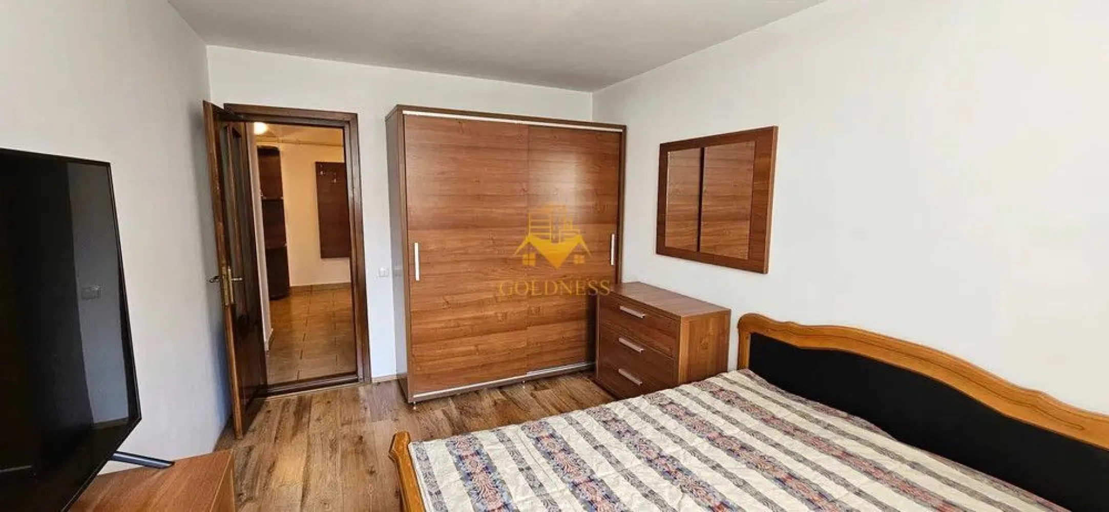 2 camere, Modern, Parcare, bloc nou, Buna Ziua, LIDL, Trifoiului - GOLDNESS Imobiliare vă propune spre închiriere un apartament cu 2 camere complet mobilat și utilat, la etajul 2 într-un imobil de 3 etaje, în Cartierul Buna ziua.
Dispune de loc de parcare subteran contra cost 50 euro!
Se află în apropierea stațiilor de transport în comun, magazine, restaurante, spații verzi, farmacii, etc. 

Apartamentul este compartimentat astfel:
 - dormitor cu pat matrimonial, dressing, noptiere, AC
 - bucatarie utilata mobilata, loc de servit masa 
 - living cu canapea extensibila, TV, spatiu pentru depozitare
 - baie cu cada, calorifer port prosop și dulap pentru depozitare.
 - terasa de 13 mp.

Imobilul este dotat cu toate cele necesare- centrală proprie, frigider, aragaz, hotă, mașină de spălat haine, AC etc. 

Dacă sunteți interesați de acest apartament și doriți să îl vizionați, dar și pentru alte oferte nu ezitați să ne contactați telefonic sau prin e-mail. Vă stăm la dispoziție!
Pentru intermediere se percepe un comision de 50% din prețul chiriei!
Pret 700 euro pentru o persoana si 750euro pentru doua persoane.