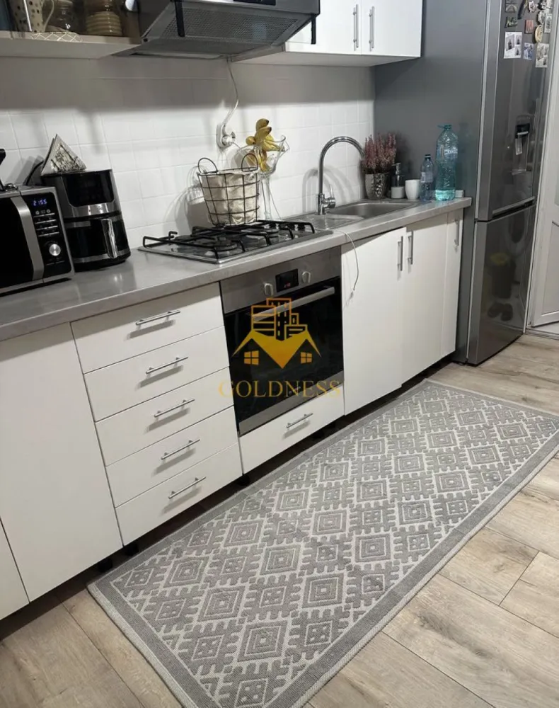 3 camere, Ultracentral, Zona Dorobantilor, Facultata de Drept, Cipariu - GOLDNESS Imobiliare vă propune spre închiriere un apartament cu 3 camere complet mobilat și utilat, la Parter într-o casa cu Mansarda în Centru.
Posibilitate de parcare în curte.
Se află în apropierea stațiilor de transport în comun, magazine, restaurante, spații verzi, farmacii, etc. 

Apartamentul este compartimentat astfel:
 
 - parter 30mp cu living, bucatarie open space complet utilată și mobilată, canapea extensibilă, loc de servit masa 
 - parter baie cu dus, calorifer port prosop și dulap pentru depozitare.
 - Etaj 25mp 2 dormitoare cu pat matrimonial și baie de serviciu
 - curte comuna 

Imobilul este dotat cu toate cele necesare- centrală proprie, frigider, aragaz, hotă, mașină de spălat haine, etc. 

Dacă sunteți interesați de acest apartament și doriți să îl vizionați, dar și pentru alte oferte nu ezitați să ne contactați telefonic sau prin e-mail. Vă stăm la dispoziție!
Pentru intermediere se percepe un comision de 50% din prețul chiriei!
