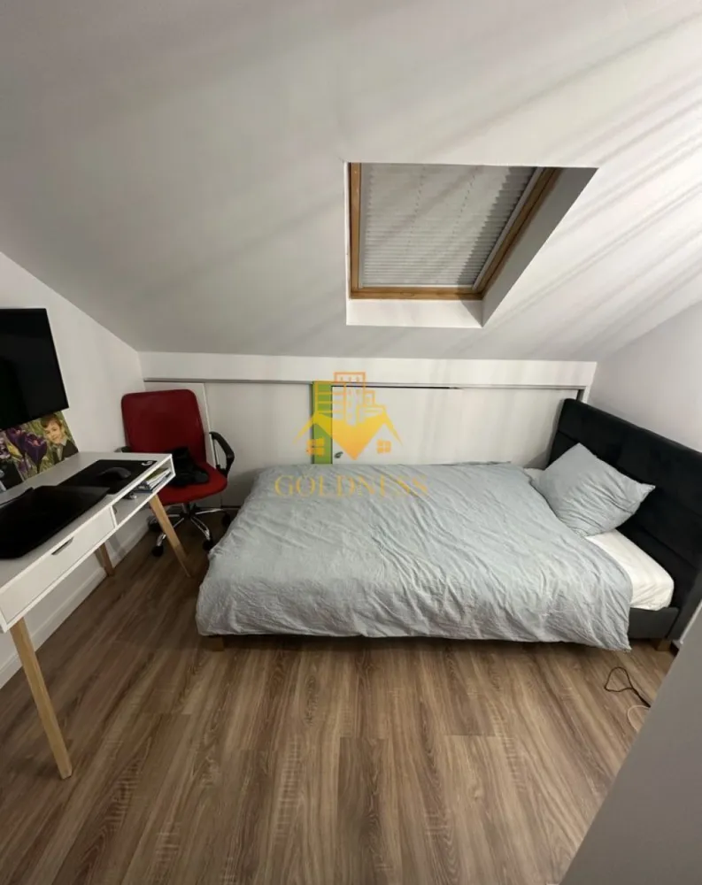 3 camere, Ultracentral, Zona Dorobantilor, Facultata de Drept, Cipariu - GOLDNESS Imobiliare vă propune spre închiriere un apartament cu 3 camere complet mobilat și utilat, la Parter într-o casa cu Mansarda în Centru.
Posibilitate de parcare în curte.
Se află în apropierea stațiilor de transport în comun, magazine, restaurante, spații verzi, farmacii, etc. 

Apartamentul este compartimentat astfel:
 
 - parter 30mp cu living, bucatarie open space complet utilată și mobilată, canapea extensibilă, loc de servit masa 
 - parter baie cu dus, calorifer port prosop și dulap pentru depozitare.
 - Etaj 25mp 2 dormitoare cu pat matrimonial și baie de serviciu
 - curte comuna 

Imobilul este dotat cu toate cele necesare- centrală proprie, frigider, aragaz, hotă, mașină de spălat haine, etc. 

Dacă sunteți interesați de acest apartament și doriți să îl vizionați, dar și pentru alte oferte nu ezitați să ne contactați telefonic sau prin e-mail. Vă stăm la dispoziție!
Pentru intermediere se percepe un comision de 50% din prețul chiriei!