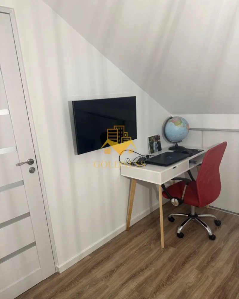 3 camere, Ultracentral, Zona Dorobantilor, Facultata de Drept, Cipariu - GOLDNESS Imobiliare vă propune spre închiriere un apartament cu 3 camere complet mobilat și utilat, la Parter într-o casa cu Mansarda în Centru.
Posibilitate de parcare în curte.
Se află în apropierea stațiilor de transport în comun, magazine, restaurante, spații verzi, farmacii, etc. 

Apartamentul este compartimentat astfel:
 
 - parter 30mp cu living, bucatarie open space complet utilată și mobilată, canapea extensibilă, loc de servit masa 
 - parter baie cu dus, calorifer port prosop și dulap pentru depozitare.
 - Etaj 25mp 2 dormitoare cu pat matrimonial și baie de serviciu
 - curte comuna 

Imobilul este dotat cu toate cele necesare- centrală proprie, frigider, aragaz, hotă, mașină de spălat haine, etc. 

Dacă sunteți interesați de acest apartament și doriți să îl vizionați, dar și pentru alte oferte nu ezitați să ne contactați telefonic sau prin e-mail. Vă stăm la dispoziție!
Pentru intermediere se percepe un comision de 50% din prețul chiriei!
