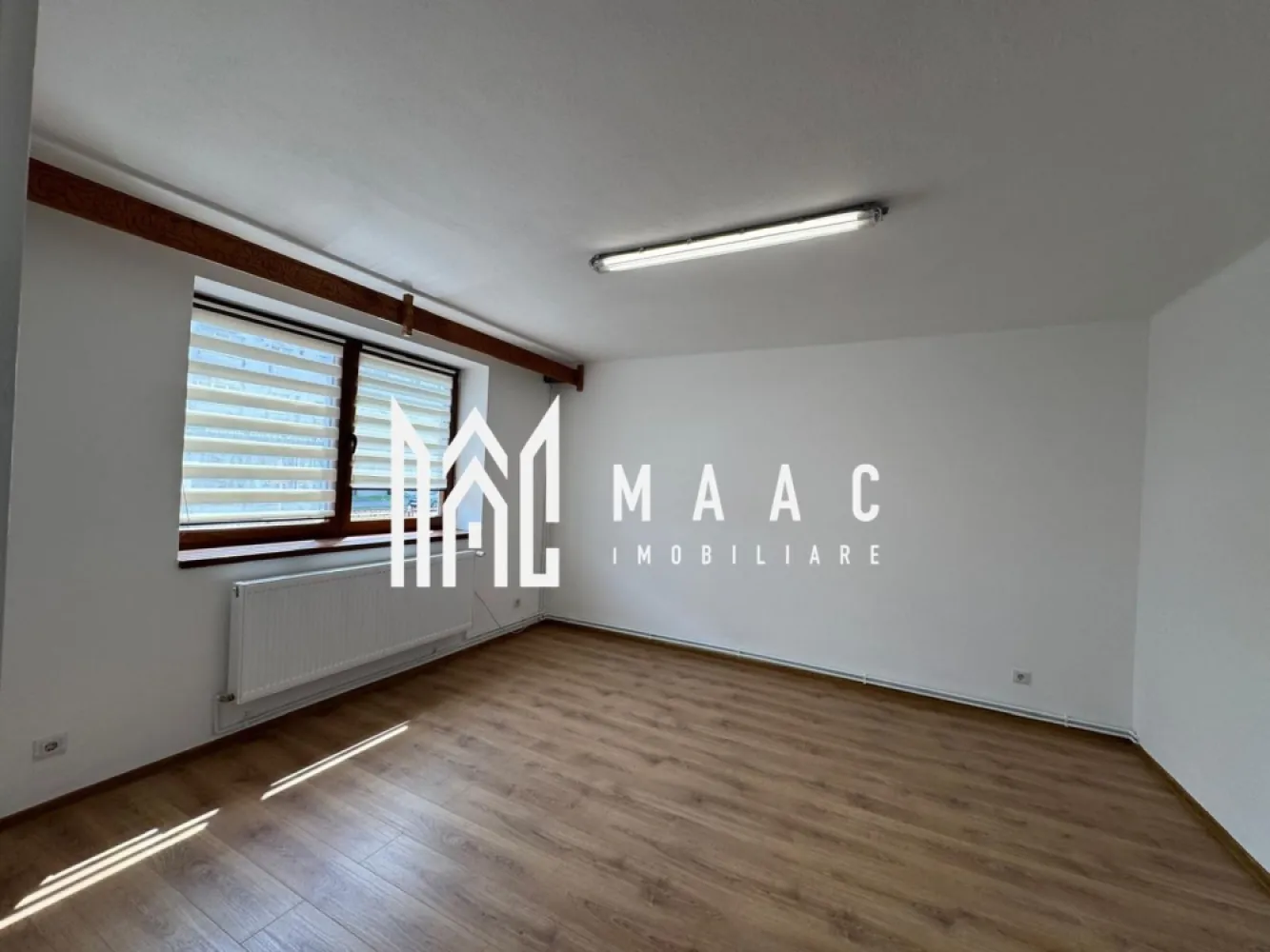 Casă Duplex | 105 MPU | Garaj | Curte | Calea Dumbrăvii– Sub Arini - Maac Imobiliare prezintă spre vânzare o casă tip duplex spațioasă și primitoare, situată într-una dintre cele mai dorite zone ale Sibiului – Calea Dumbrăvii, la doar câteva minute de Parcul Sub Arini și de principalele puncte de interes ale orașului.

Proprietatea oferă o suprafață utilă de 105 mp, la care se adaugă o pivniță generoasă de 65,8 mp, întinsă pe întreaga amprentă a casei, perfectă pentru depozitare sau amenajare ca spațiu suplimentar de relaxare.
Dispune de curte proprie, garaj închis, garaj deschis și două poduri, oferind multiple zone funcționale și de depozitare.

Compartimentare:

2 dormitoare luminoase

Living generos și primitor

Bucătărie principală + bucătărie de vară

2 băi

Cămară exterioară

2 poduri (cu acces interior și exterior)

2 intrări (față și spate)

Garaj închis + garaj deschis

Suprafețe:

 Suprafață utilă: 105 mp
 Pivniță: 65,8 mp (pe toată amprenta casei)
 Curte proprie

Avantaje și localizare:

Proprietatea beneficiază de o amplasare excelentă, în apropiere de:

Pizzerie chiar peste drum

Magazin Simpa și magazin La 2 Pași

Farmacie la câțiva pași

Biserică – la 3 minute de mers pe jos

Parcul Sub Arini – la doar 5 minute

Centrul Sibiului – la aproximativ 15 minute

Casa este ideală pentru o familie care își dorește confort, intimitate și acces rapid către toate facilitățile urbane, într-una dintre cele mai verzi și apreciate zone ale orașului.

Pentru mai multe detalii sau pentru a programa o vizionare, te rugăm să ne contactezi, specificând ID: CP2818070.