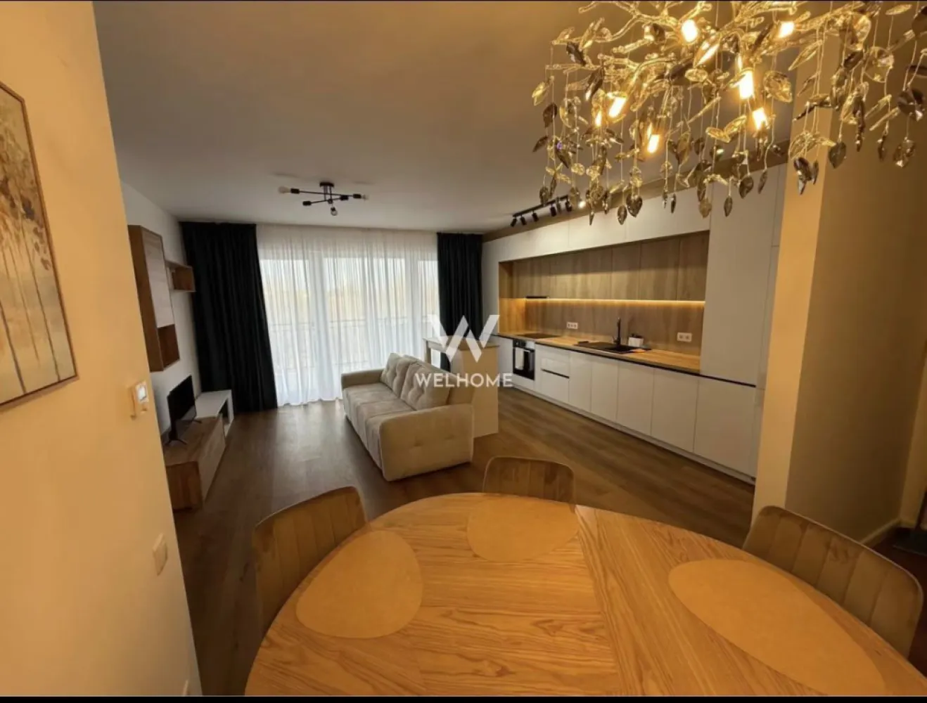Chirie apartament 3 camere Turnisor Sibiu - Spre închiriere un superb apartament cu 3 camere, o suprafață utila de 64mp si o terasa de 11mp situat la etajul 1/3 in unul din cele mai reușite complexuri din Sibiu. 
Bloc cu lift.
Complet mobilat si utilat cum se vede in poze, cu loc de parcare suprateran si boxa de depozitare la subsol.

Compartimentat astfel:
Hol.
Living cu bucătărie si dublu acces la terasa.
Dormitor pentru copii
Dormitor matrimonial cu acces la balcon
Baie mare dotată cu cada

DOTARI:
Jaluzele electrice la dormitoare.
Încălzire prin pardoseala cu termostate pe fiecare camera inclusiv si in baie.
numerose spati pentru depozitare.

Preț: 520 euro/luna +garantie si comision către agentie.
Tel: 0745 99 55 37 Mihai.