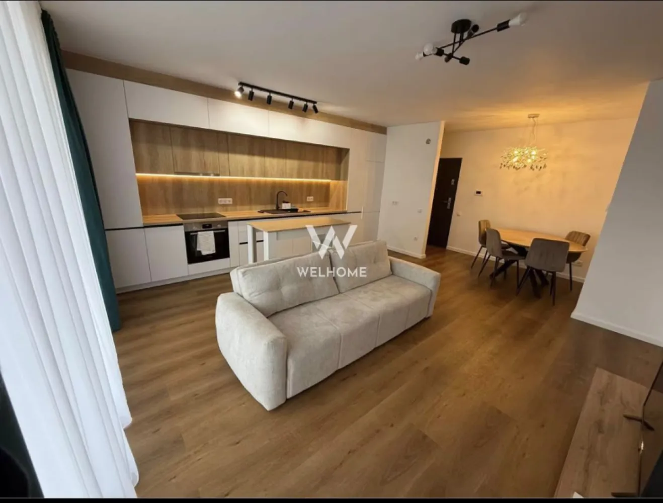 Chirie apartament 3 camere Turnisor Sibiu - Spre închiriere un superb apartament cu 3 camere, o suprafață utila de 64mp si o terasa de 11mp situat la etajul 1/3 in unul din cele mai reușite complexuri din Sibiu. 
Bloc cu lift.
Complet mobilat si utilat cum se vede in poze, cu loc de parcare suprateran si boxa de depozitare la subsol.

Compartimentat astfel:
Hol.
Living cu bucătărie si dublu acces la terasa.
Dormitor pentru copii
Dormitor matrimonial cu acces la balcon
Baie mare dotată cu cada

DOTARI:
Jaluzele electrice la dormitoare.
Încălzire prin pardoseala cu termostate pe fiecare camera inclusiv si in baie.
numerose spati pentru depozitare.

Preț: 520 euro/luna +garantie si comision către agentie.
Tel: 0745 99 55 37 Mihai.