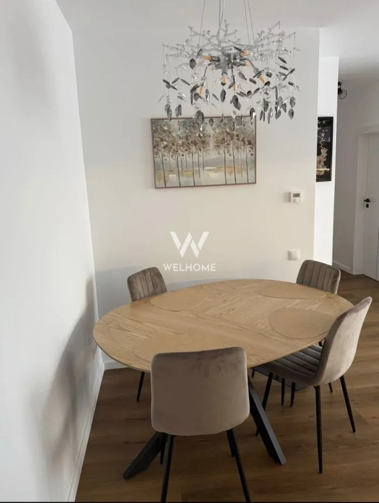 Chirie apartament 3 camere Turnisor Sibiu - Spre închiriere un superb apartament cu 3 camere, o suprafață utila de 64mp si o terasa de 11mp situat la etajul 1/3 in unul din cele mai reușite complexuri din Sibiu. 
Bloc cu lift.
Complet mobilat si utilat cum se vede in poze, cu loc de parcare suprateran si boxa de depozitare la subsol.

Compartimentat astfel:
Hol.
Living cu bucătărie si dublu acces la terasa.
Dormitor pentru copii
Dormitor matrimonial cu acces la balcon
Baie mare dotată cu cada

DOTARI:
Jaluzele electrice la dormitoare.
Încălzire prin pardoseala cu termostate pe fiecare camera inclusiv si in baie.
numerose spati pentru depozitare.

Preț: 520 euro/luna +garantie si comision către agentie.
Tel: 0745 99 55 37 Mihai.