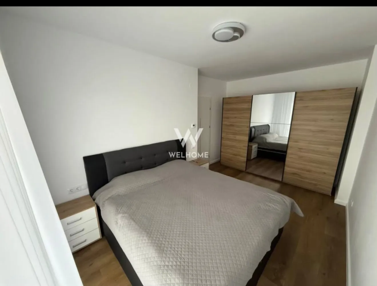 Chirie apartament 3 camere Turnisor Sibiu - Spre închiriere un superb apartament cu 3 camere, o suprafață utila de 64mp si o terasa de 11mp situat la etajul 1/3 in unul din cele mai reușite complexuri din Sibiu. 
Bloc cu lift.
Complet mobilat si utilat cum se vede in poze, cu loc de parcare suprateran si boxa de depozitare la subsol.

Compartimentat astfel:
Hol.
Living cu bucătărie si dublu acces la terasa.
Dormitor pentru copii
Dormitor matrimonial cu acces la balcon
Baie mare dotată cu cada

DOTARI:
Jaluzele electrice la dormitoare.
Încălzire prin pardoseala cu termostate pe fiecare camera inclusiv si in baie.
numerose spati pentru depozitare.

Preț: 520 euro/luna +garantie si comision către agentie.
Tel: 0745 99 55 37 Mihai.