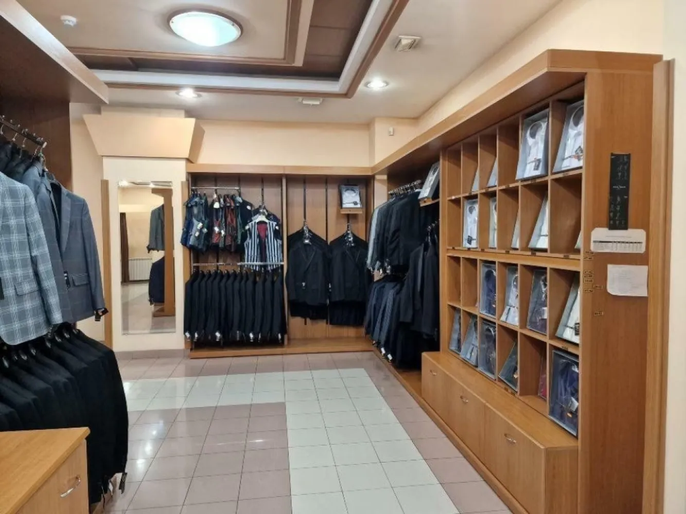 BRASADAS închiriază Sp Com STRADAL 192 mp OBOR Calea Mosilor - Agenția imobiliara BRASADAS închiriază spatiu comercial stradal 192 mp, zona Obor, Calea Mosilor. 

Vitrina generoasa si deschidere la bulevard, trafic auto si pietonal intens, amenajat cu dotari moderne, open space, plus spatiu de depozitare si parcare langa spatiu, totul independent.

Spatiul are acces prin spate pentru aprovizionare, centrala pe gaz, bransament 400 volti.

Pentru mai multe oferte accesați www.brasadas.com.