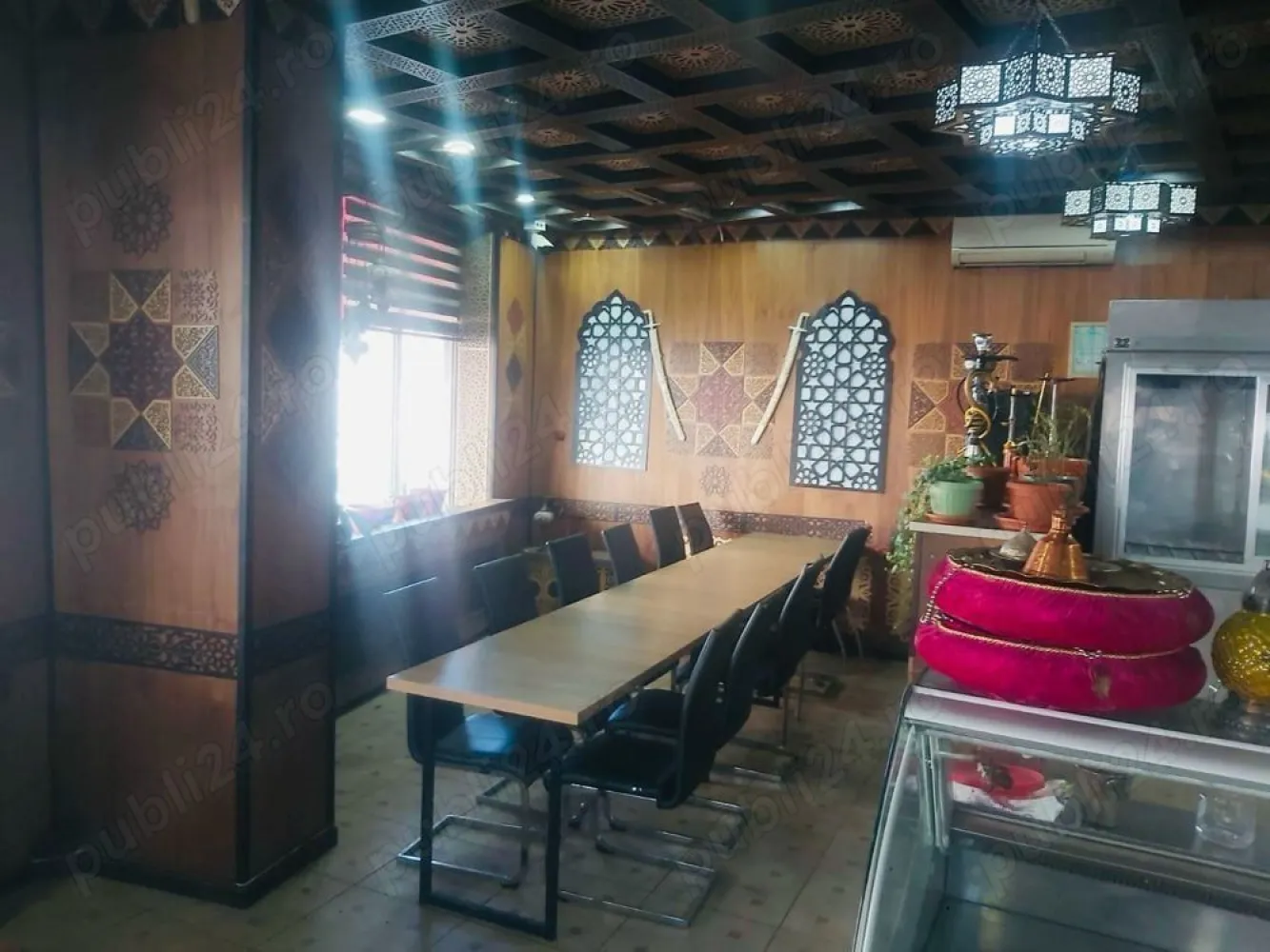 BRASADAS închiriază Sp Com 200mp fost restaurant Sect. 2 - Agenția imobiliara BRASADAS închiriază spatiu comercial in clădire proaspăt renovată, fost restaurant libanez, Sector 2, București.

Caracteristici:
 Suprafață totală: 200 mp, compartimentată astfel:

60 mp sală principală
40 mp curte-terasă cu acoperiș retractabil electric
30 mp bucătărie + grătar pe lemne cărbuni
40 mp subsol multifuncțional (inclusiv pentru o viitoare bucătărie)
30 mp spații tehnice, 2-3 toalete, depozite
 Dotări existente:

Frigidere, mese, scaune, grătar, cuptor, tăvi, vitrine
2 aparate de aer condiționat
Mașină de tocat, friteuze, espressor, mașină de făcut humus
2 hote
2 aragaze
2 chiuvete profesionale (cu posibilitate instalare a inca 2)
Lampi caldura terasa radiatoare si incalzitor terasa
Centrala termica noua 
Boiler 180L pe gaz nou
Decor în stil oriental
 Capacitate: 50 locuri la mese

 Extindere opțională:
Posibilitate de amenajare a unei grădini de vară de 100 mp.

 Istoric și profitabilitate:
Timp de 6 ani, spațiul a găzduit un restaurant cu specific oriental, cu profituri de peste 120.000 euro an (CUI 36848754). A fost închis recent (repatrierea fostului proprietar).

 Chirie lunară: 4500 euro (facturabil, negociabil, fără grădina de vară inclusa)

Garantie: 2 luni
Perioadă de grație: 2 luni
 Anunț direct de la proprietar sunt deschis colaborării cu agenții, oferind până la 30% din prima chirie.

Pentru mai multe detalii sau vizionări, nu ezitați să mă contactați!